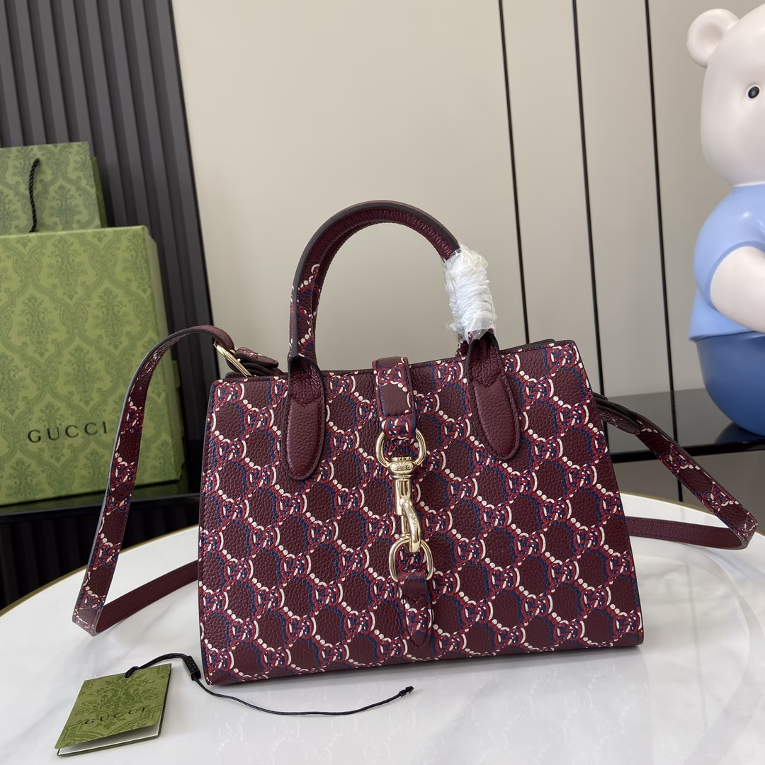 p1320🎁🎁 Gucci Jackie series small tote bag The Jackie series launches a new small tote bag, charmingly interpreting elegance and exquisite style. This item is made of Gucci Rosso Ancora burgundy high-quality leather, and the natural grain is unique. This handbag is equipped with a detachable and adjustable shoulder strap, a top handle design and a classic hook closure, which can easily hold daily necessities and is suitable for all occasions. Gucci Rosso Ancora leather, light gold-tone hardware, unlined, interior: 2 open pockets, handle (7 cm high) Removable and adjustable shoulder strap (adjustable between 50 cm and 54 cm) Strap length: 112 cm, hook closure Model: 795349 Dimensions: 24 (width) x 17.5 (height) x 8.5 cm (depth) Color: Burgundy print/original leather Weight: about 0.6 kg Italian creation Can accommodate up to: iPhone Plus, Airpods headphones, wallet and lipstick - high imitation bag