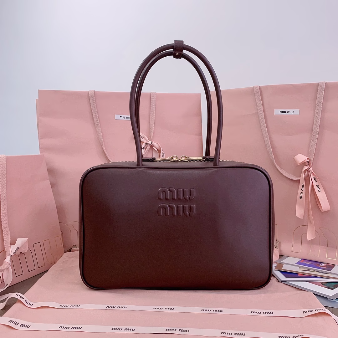P2160MiuMiu Miu Miu new bowling bag new practice wrist lengthening models using top imported calfskin leather smooth delicate soft cotton satin lining this bag is cool framing exquisite multi-functional design fusion of men's and women's elements of casual lethargy natural spontaneity full of personality oversized capacity is also lightweight simple but not simple major fashion wrestlers almost manually one! Model: 5BB117 Size: 34×23×12cm