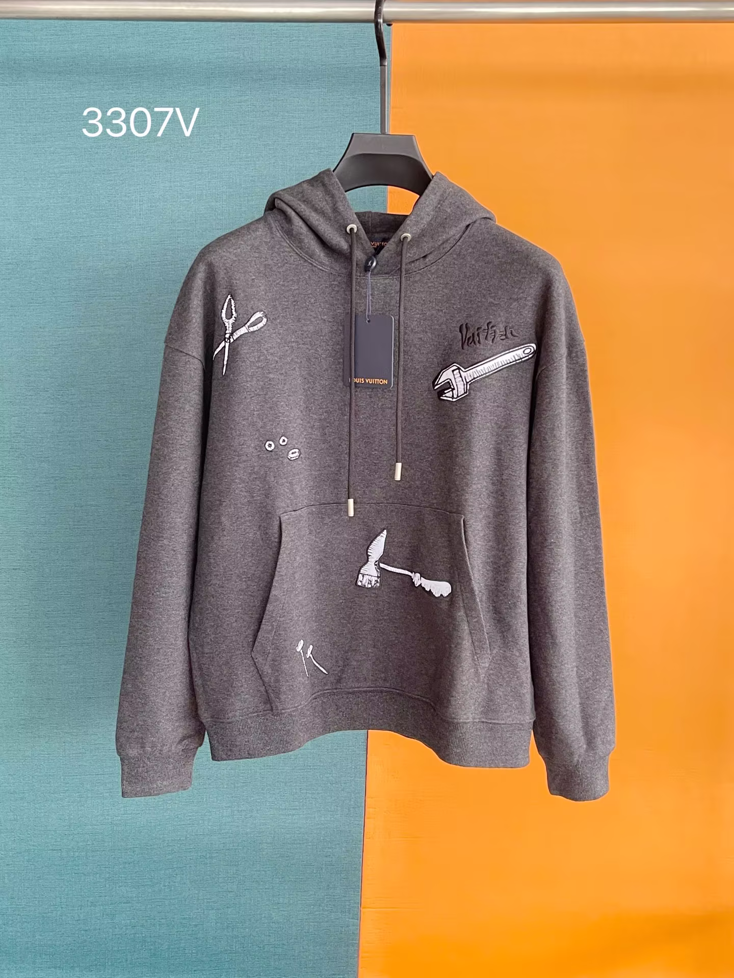 p480 2024秋冬新品🎉🎉
Louis  Vuitton  logo刺绣连帽卫衣
材质：棉珠地卫衣面料
尺码：M-3XL-高仿包包