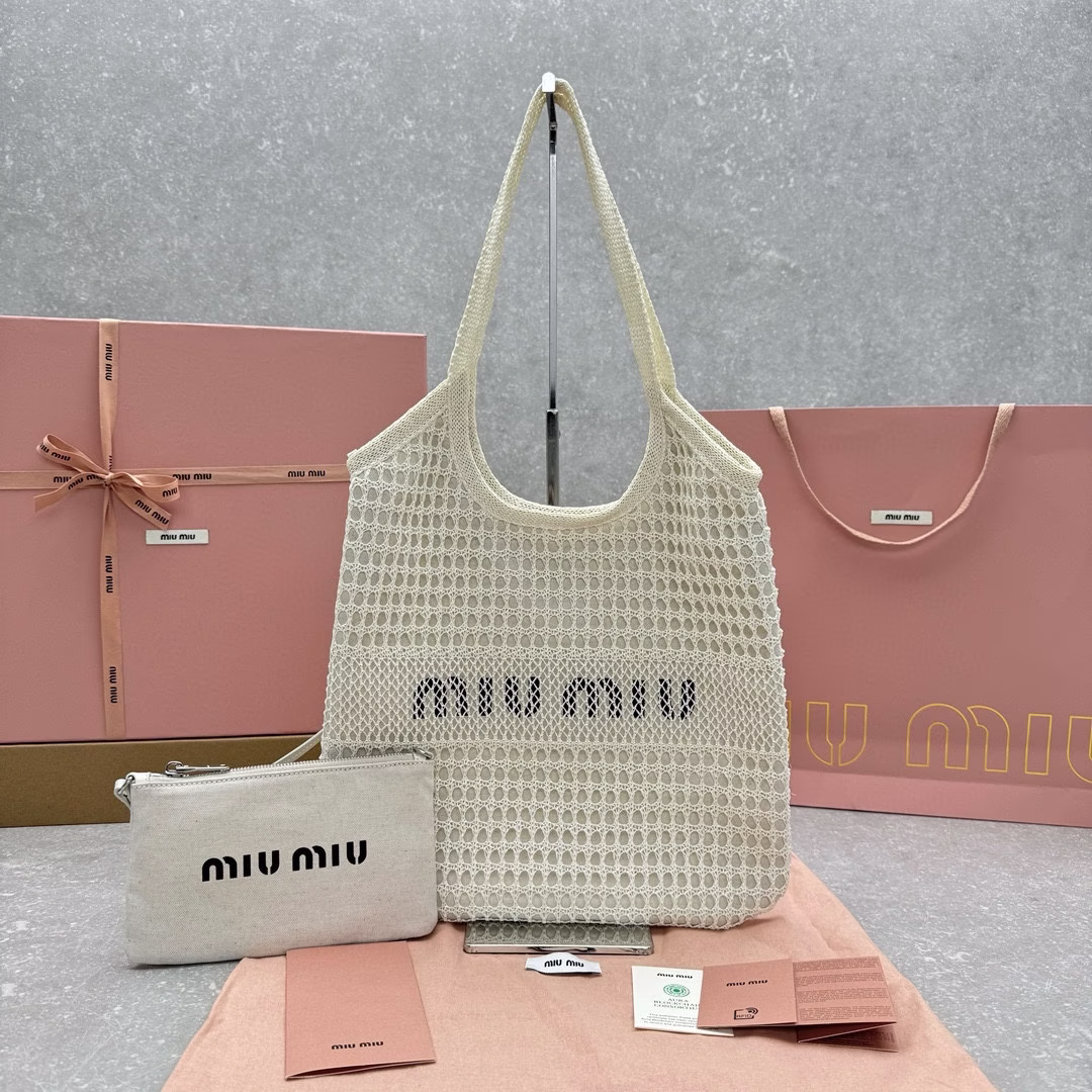 ☁️ ｛white｝ spot P1260𝙈𝙞𝙪𝙢𝙞 ^ linen tote bag 🏖️ recently ultra-hot by the praise of a straw bag straw bag is no longer exclusive to the vacation daily can also be carried out of the street! The cool material with the hot summer super with the leather bag can not be compared to the casual fashionable, flat hobo bag ➕ comes with a small coin purse belongs to the value and practicality of a treasure bag online 〰️ Model No.: 5593 Size: L34 × H40 × H60cm (➕wrist length)-high imitation factories