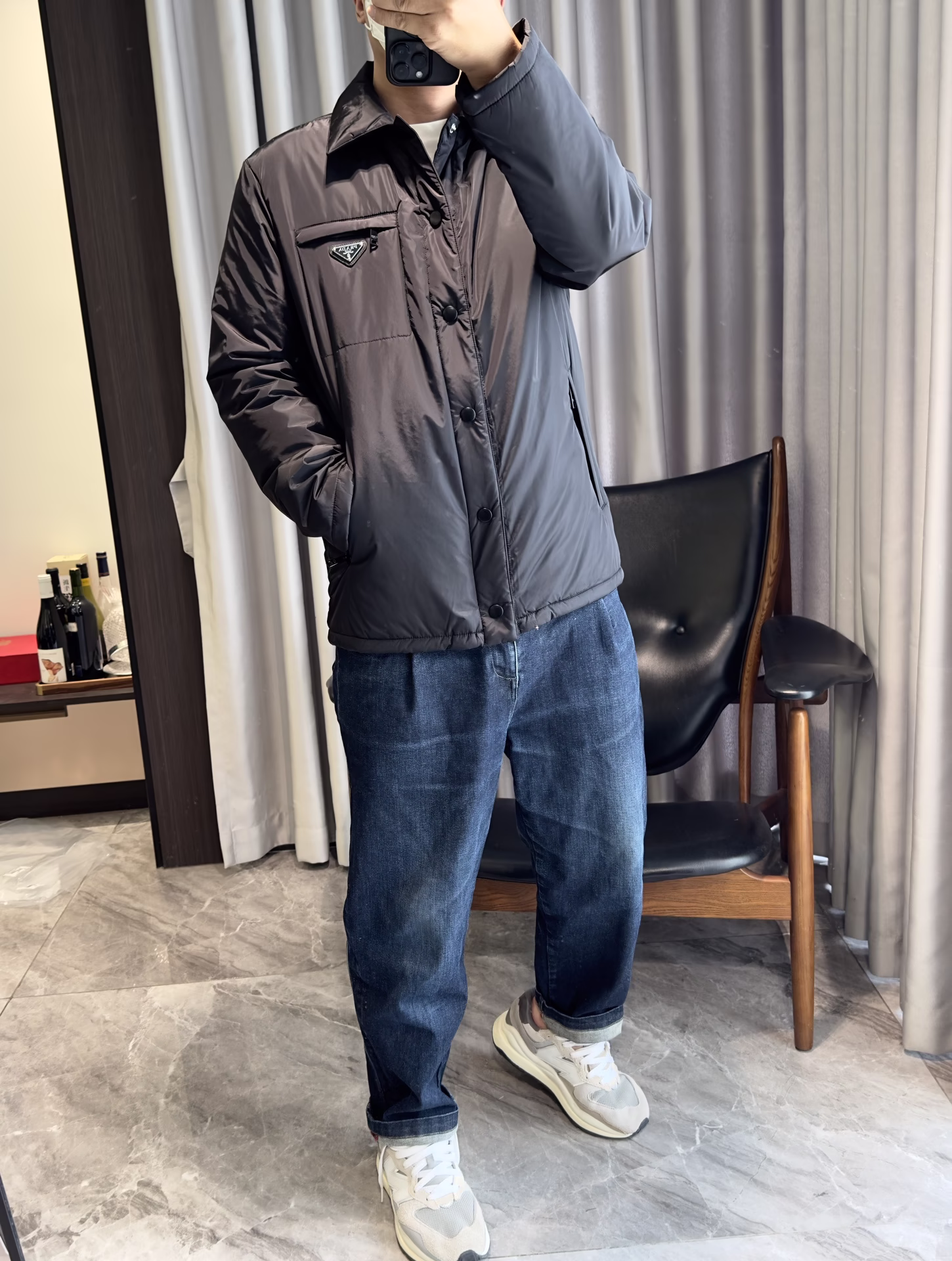 P890Prada普拉达 2024秋冬 夹棉 经典百搭 男士翻领Re-Nylon夹棉夹克外套 经典百搭衬衫式翻领 纽扣开合 口袋铭牌点缀设计 秋冬保暖有型的同时 商务休闲都能轻松搭配 合体的剪裁 两侧拉链插袋 面料采用尼龙材质 内里夹棉 上身舒适 透气 保暖的同时又有很好的挺括质感 全品相订单 
颜色黑色 
码数48-54试穿172-148穿50码合适-高仿包包