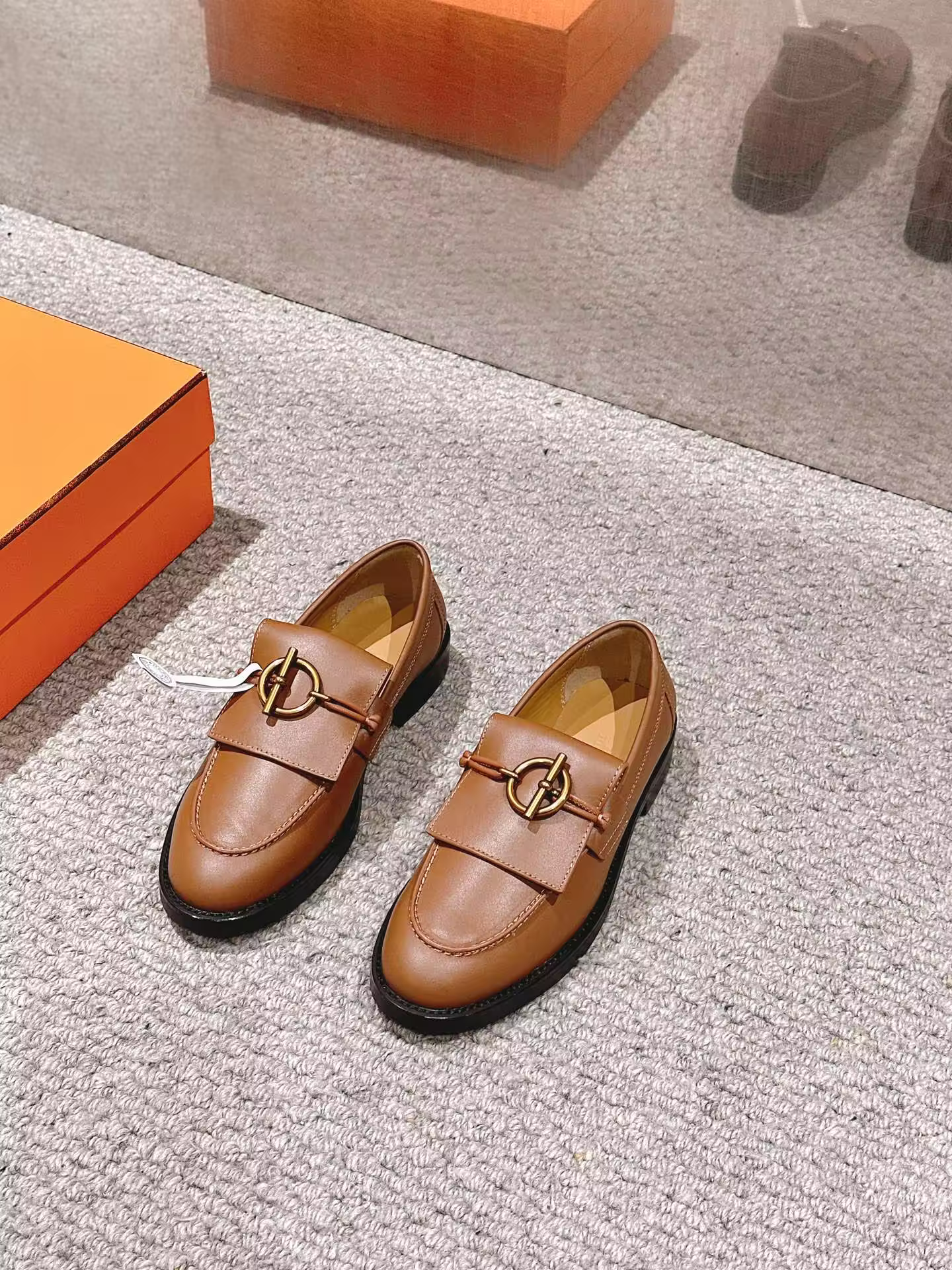 p720
hermes ss24 new arrival～
爱玛仕🐎经典乐福鞋系列｜2024新品🆕
众多乐福鞋款中，H家这个形体可谓一枝独秀！
鞋型饱满很装脚，鞋头圆中带尖，非常秀气显瘦！独特的楦型，辨识度极高、无可替代～强烈推荐！一年四季都可以穿的乐福鞋，鞋柜必备单品！

✦材质：小牛皮鞋面/内里
✦意大利真皮大底
✦ Size：35-39 （40订做不退换）-高仿包包