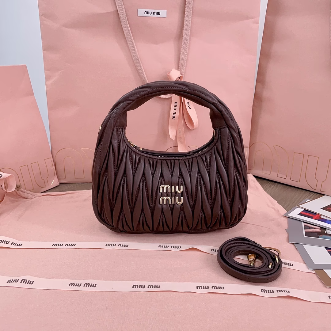 New color nanmu shipment 5BC125: MiuMiu new MiuWander handbags imported lambskin classic brand iconic Matelasse texture embroidery retro frosted hardware using round lonely curve retains the playful sense of the bag type overall stiff and shaped full of personality can be sweet salt capacity can be light all major fashion heroes almost manpower a color much black milk white peacock blue daylight yellow cherry blossom pink Big red etc. Size: 23X13X7 with original packaging - high imitation factory