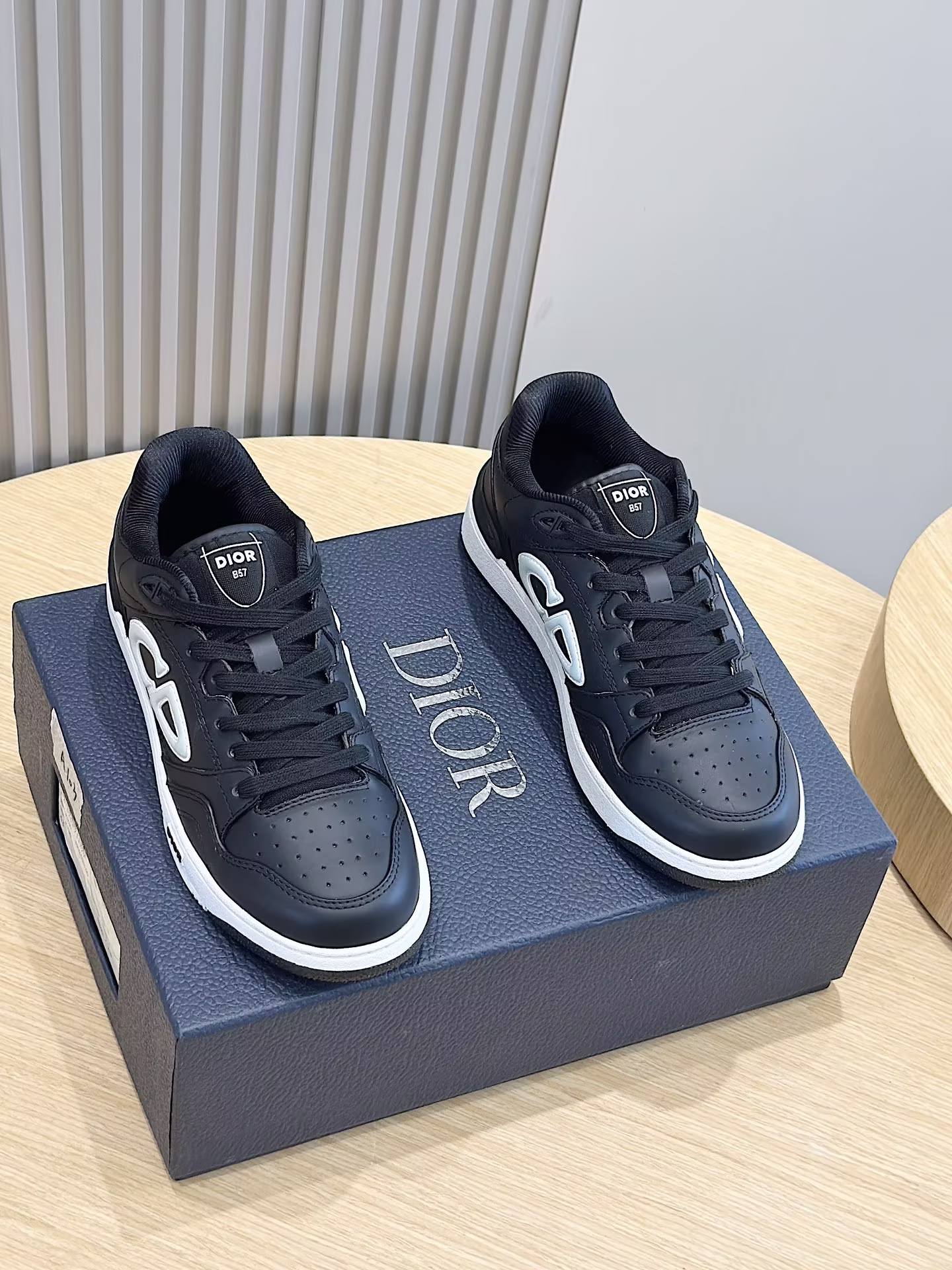 Dior AND STONE ISLAND B57 Low-Top SneakersThe B57 sneakers from the limited DIOR AND STONE ISLAND collection are a new classic that highlights the low-top silhouette crafted in smooth blue cowhide leather with a red leather CD logo on both sides for a touch of style and contrasting DIOR AND STONE ISLAND logos on the back side. Classic details on the tongue, sole and back side elevate the look, while eyelet detailing, stitching and rubber inserts emphasize the sporty appeal of the silhouetteWith a two-tone rubber sole, the shoes can be worn with a variety of outfits to create a sophisticated lookSize:39-44 (38.45 made to order)P760-High-fashion factory