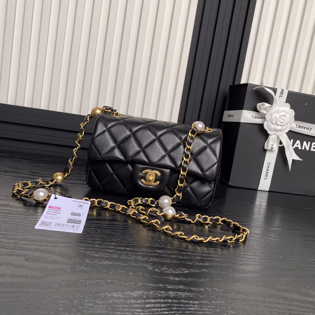 CHANEL🧩24B 秋冬系列 珍珠款氛围感满满 小羊皮配金色金属 令人爱不释手啊 黑色的沉稳与金色的华丽结合带来独特的魅力
金色小双C扣和珍珠链条设计 使这个包包更加独特
奢华感一点也没落下 小巧的口盖包既方便携带又不失容量 日常超级好背的哦 尺寸:12×20×6cmB00288808-高仿包包
