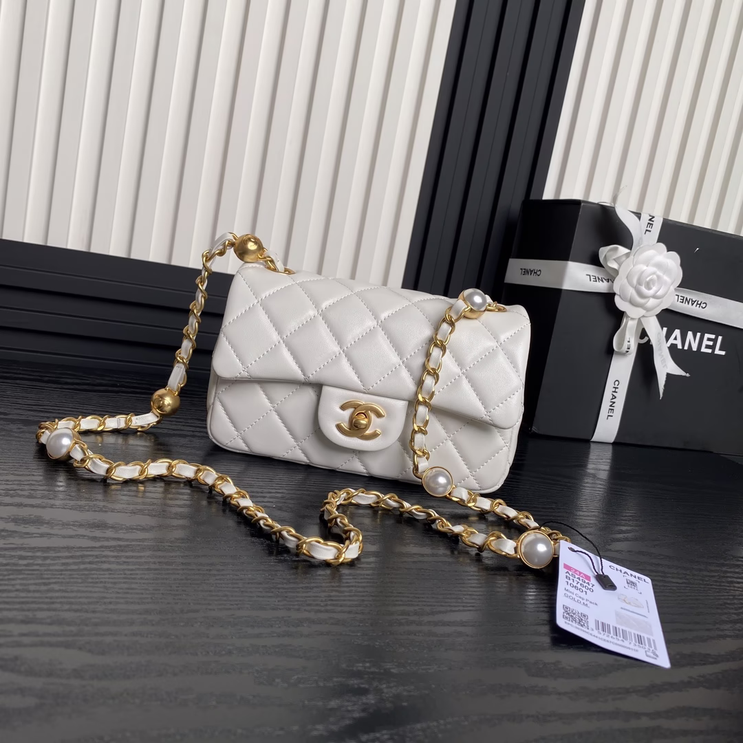 CHANEL🧩24B 秋冬系列 珍珠款氛围感满满 小羊皮配金色金属 令人爱不释手啊 沉稳与金色的华丽结合带来独特的魅力
金色小双C扣和珍珠链条设计 使这个包包更加独特
奢华感一点也没落下 小巧的口盖包既方便携带又不失容量 日常超级好背的哦 尺寸:12×20×6cmB00288808-高仿包包