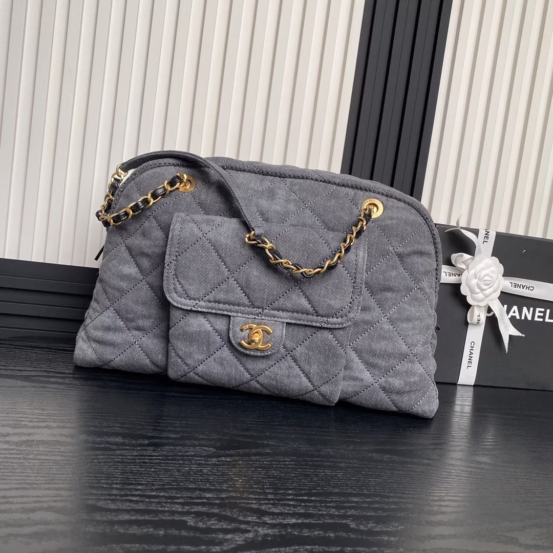 CHANEL🌊24A牛仔款 保龄球 2 颜值好高 很特别 精致又耐看 上身满满惊喜 高级慵懒又随性 容量超大 旅行必备 尺寸: 28×44×15.5cm-高仿包包