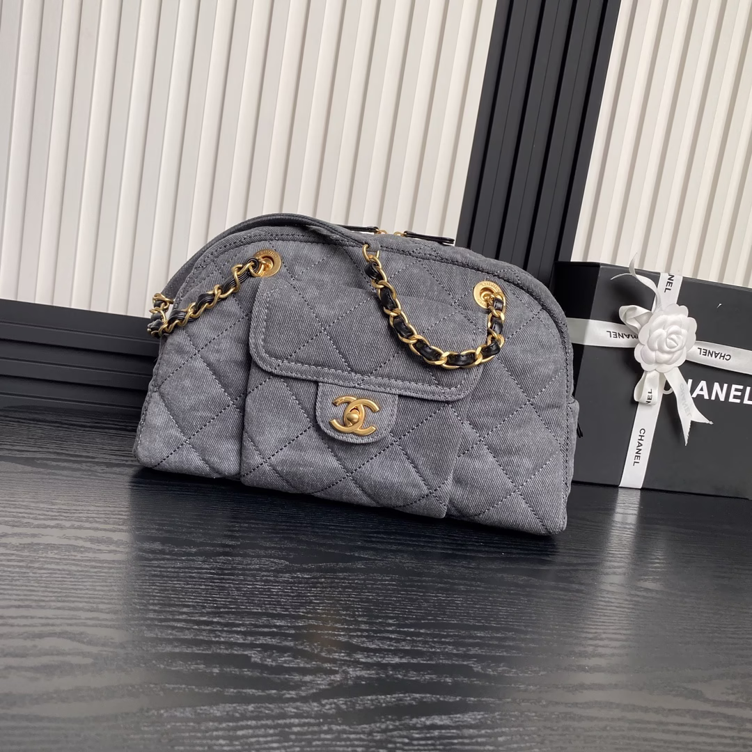 CHANEL💔24A牛仔款 保龄球  颜值好高 很特别 精致又耐看 上身满满惊喜 高级慵懒又随性 容量超大 旅行必备 尺寸: 21.5×33×14.5cm-高仿包包