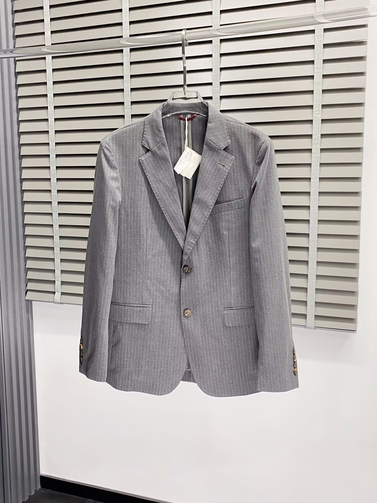 P1220 BC-Brunello Cucineli 布鲁内洛·库奇内利💥独家专供新款西服 外贸公司订单 简约休闲西装外套进口原版聚酯纤维面料透气柔软保暖性很强笔挺垂感十足整件衣服车工走线整齐平整所有五金附料都是客供带logo顶级配件 一看就是高档的面料 这种面料都是定织的 外面根本就没有 正规大厂途径出来的好货无任何有挑剔的地方 这样的一件外套属于常备常穿的实用性很强尺码：48-54-高仿包包