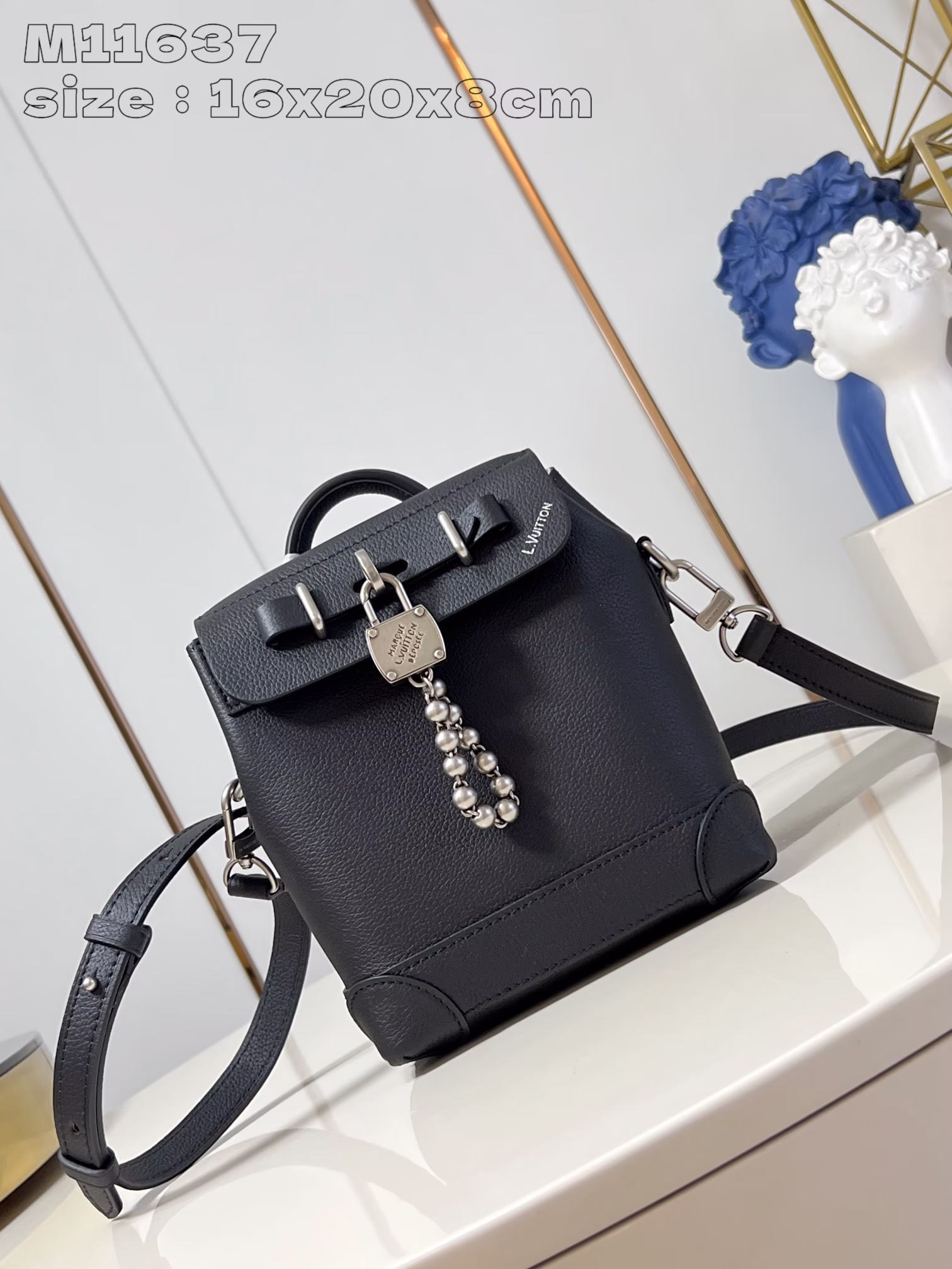 M11637 Pharrell Williams uses LV Colorado grained cowhide leather to create the Steamer 15 handbag, which is compact and convenient to carry. The front lock is engraved with the Louis Vuitton Marque Déposée logo, which complements the bead chain design. The adjustable leather shoulder strap can be switched between shoulder and crossbody at will. 16.5 x 20 x 8.5 cm (length x height x width) - high imitation bag