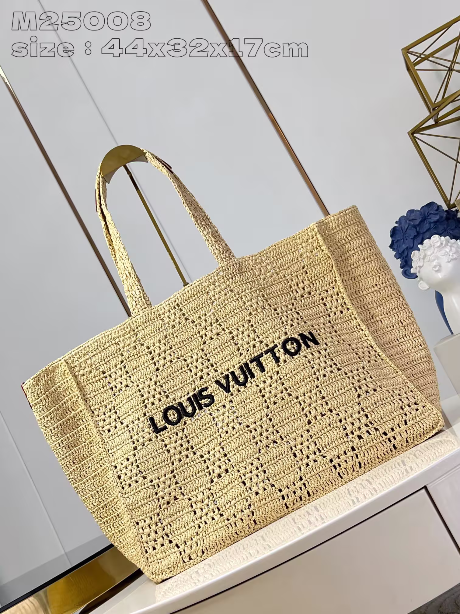 M25008 This Shopper handbag is made of raffia woven into the Damier check. It takes dozens of hours to make the leather base and detachable inner pocket to complete the functional details. The raffia Louis Vuitton logo adds brand elements. 44 x 32 x 17 cm (length x height x width) - high imitation bag