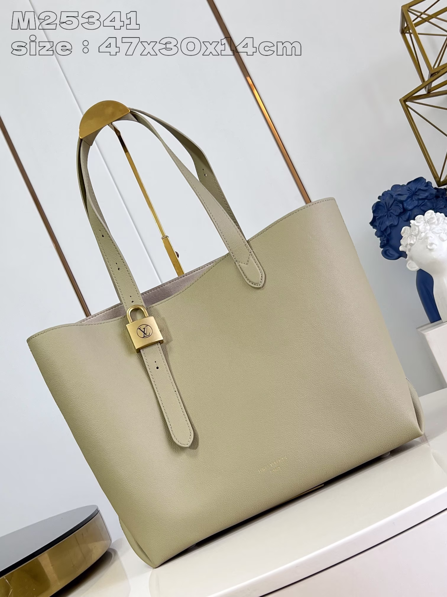 M25341 Light Green M25343 This Low Key Cabas medium handbag is wrapped in soft grained cowhide with suede leather lining, ingeniously creating a gorgeous style. The brand's iconic padlock interprets the eclecticism of elegant aesthetics and security performance. The adjustable handle can be switched between hand-held and long and short shoulder bags. 47 x 30 x 14 cm (length x height x width) - high imitation bag