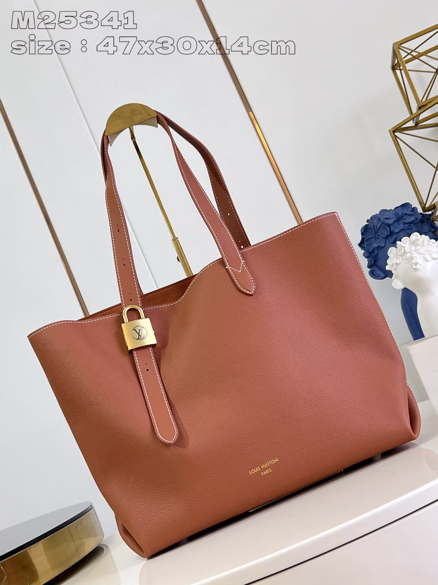 M25341 Brown M25342 This Low Key Cabas medium handbag is wrapped in soft grained cowhide with suede leather lining, ingeniously creating a gorgeous style. The brand's iconic padlock interprets the eclecticism of elegant aesthetics and security performance. The adjustable handle can be switched between hand-held and long and short shoulder bags. 47 x 30 x 14 cm (length x height x width) - high imitation bag