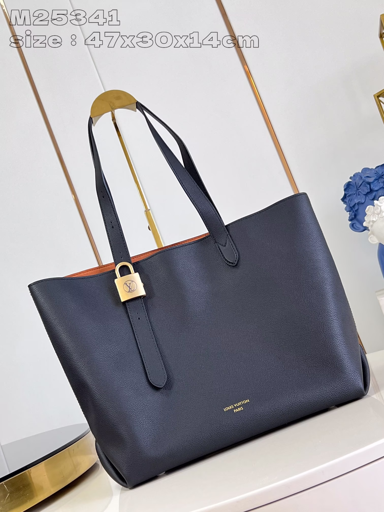 M25341 Black Low Key Cabas Medium Handbag Wrapped in soft grained cowhide with suede leather lining, the brand's iconic padlock combines elegant aesthetics and security performance, and the adjustable handle allows for easy switching between hand-carrying and long and short shoulder carrying 47 x 30 x 14 cm (length x height x width) - High imitation bag