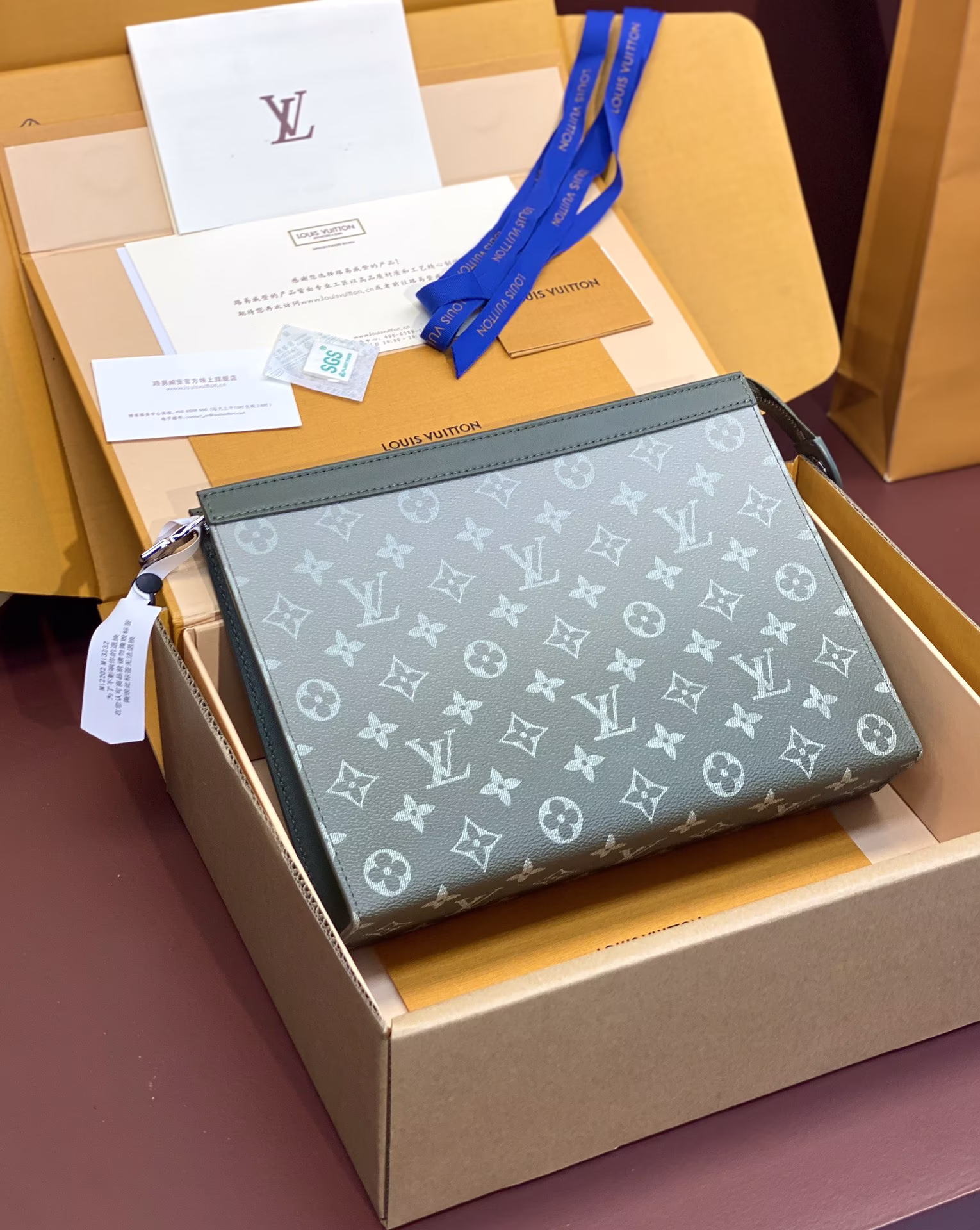 M61692 Gradient Gray! (Made of top cowhide) Variable Chip! Made of Monogram Eclipse canvas, this tough new medium-sized handbag can easily store personal essential items Size: 26x20x5cm-High imitation bag