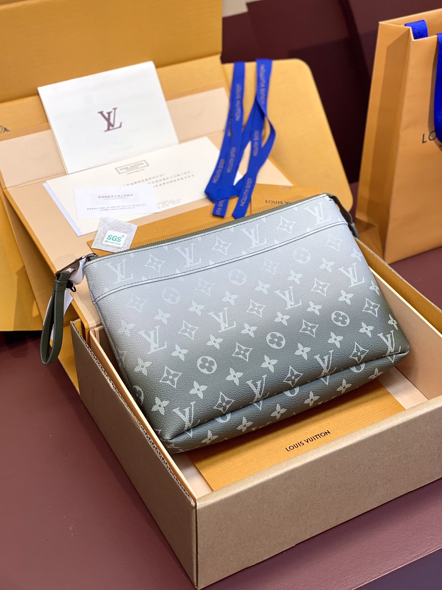 M11545 Gradient Gray! POCHETTE VOYAGE SOUPLE Clutch The Pochette Voyage Souple Clutch is made of soft Monogram Eclipse coated canvas, with rounded strokes to outline the lines of the classic Pochette Voyage Clutch, bringing a comfortable travel experience. The slim configuration has a zipper compartment and a magnetic buckle back pocket. 32 x 21 x 8 cm (length x height x width) - High imitation bag