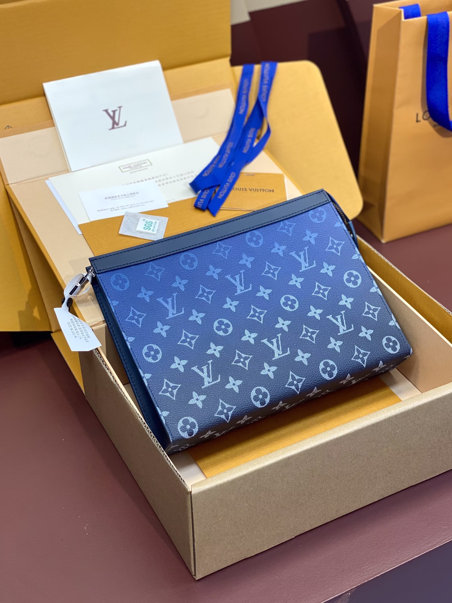 M61692 Gradient Blue! (Made of top cowhide) Variable Chip! Made of Monogram Eclipse canvas, this tough new medium-sized handbag can easily store personal essential items Size: 26x20x5cm-High imitation bag
