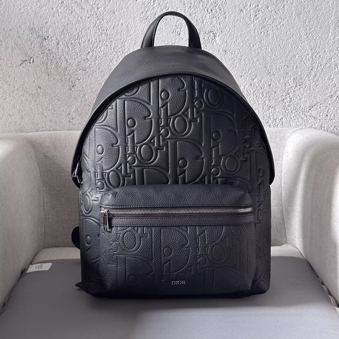 The Rider 2.0 zippered backpack is a new version of the Dior classic. The Dior Gravity printed leather is embossed with a classic motif on black cowhide and embellished with the Dior logo on the front, a testament to the craftsmanship of the Dior workshops. With a two-way zipper closure, large front zipper pocket and adjustable padded shoulder strap, it's the ideal bag for everyday use. Model No. 8963Size 29-40-17NylonInterior zipperMain compartmentInterior flat computer compartmentInterior slit pocketFront zipper pocketLeather top handlesAdjustable padded shoulder strapBack in padded mesh fabric with Dior logoFront with Dior logo in metal overlayBrass with Dior logoInterior with Dior embossed logoInterior with dustbagMade in Italy1360-High-end replica factory