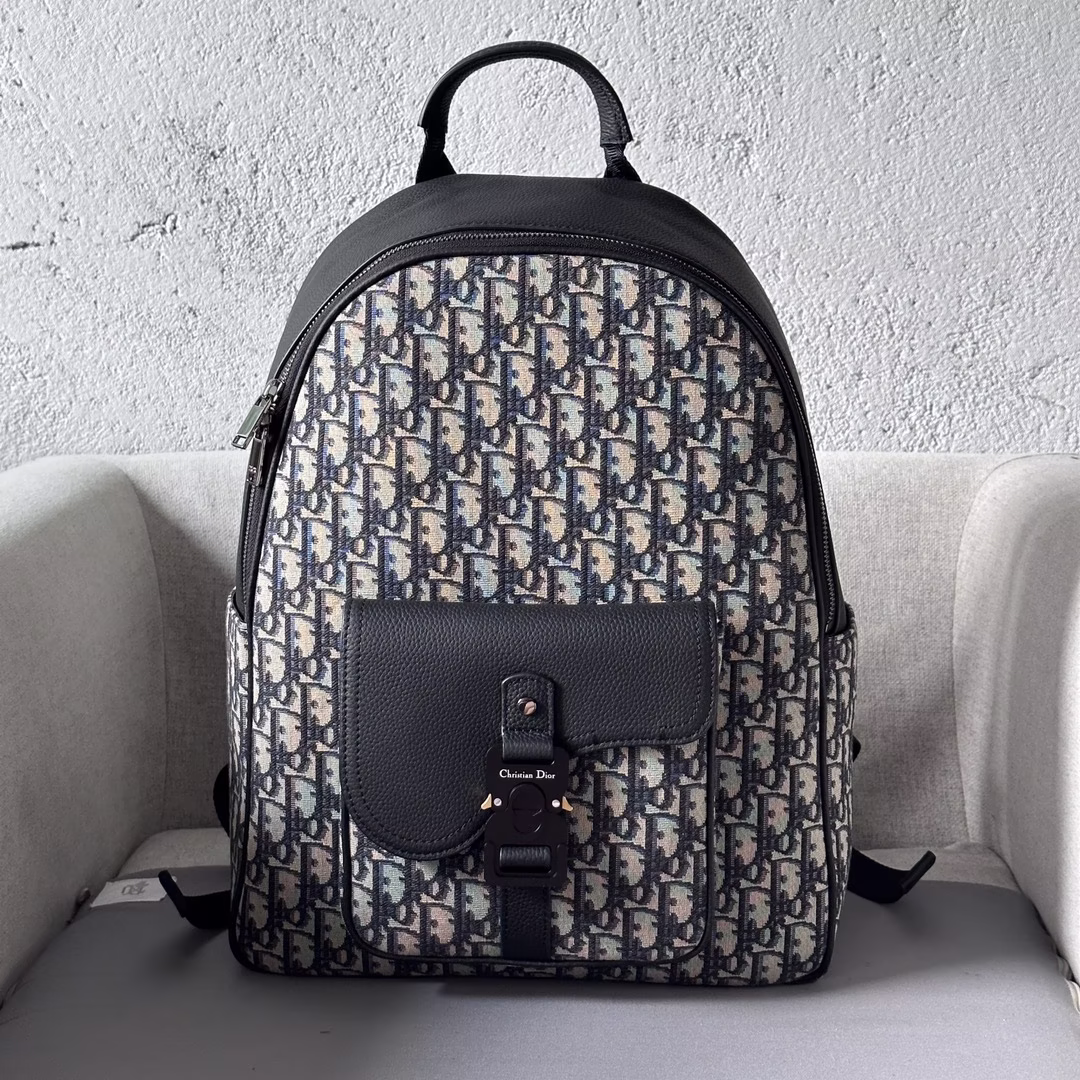 New to the Winter 2024 menswear collection, this saddle zippered duffel bag features a sleek, original design that highlights the saddle style. It's crafted in beige and black Oblique print fabric with black grained cowhide detailing. Spacious, it features a compartment for storing everyday essentials and a front saddle flap pocket with a Christian Dior logo aluminum clasp for storing a wallet, keys, headphones or cell phone for easy access. Practical and versatile, it is the perfect finishing touch to any look. Model No. 8969Size 33-43.5-19.5Body: Cotton, tech fabric and cowhide leatherLining: tech fabric, cowhide leatherZipped main compartmentInterior flat computer compartmentFront flap pocket with Christian Dior logoAluminum buckleTwo side slit pocketsLeather top handlesAdjustable padded shoulder strapsBack made of padded mesh fabric with Dior logoInterior embossed with Dior Logo inside dust bag 1300-high-fashion factory