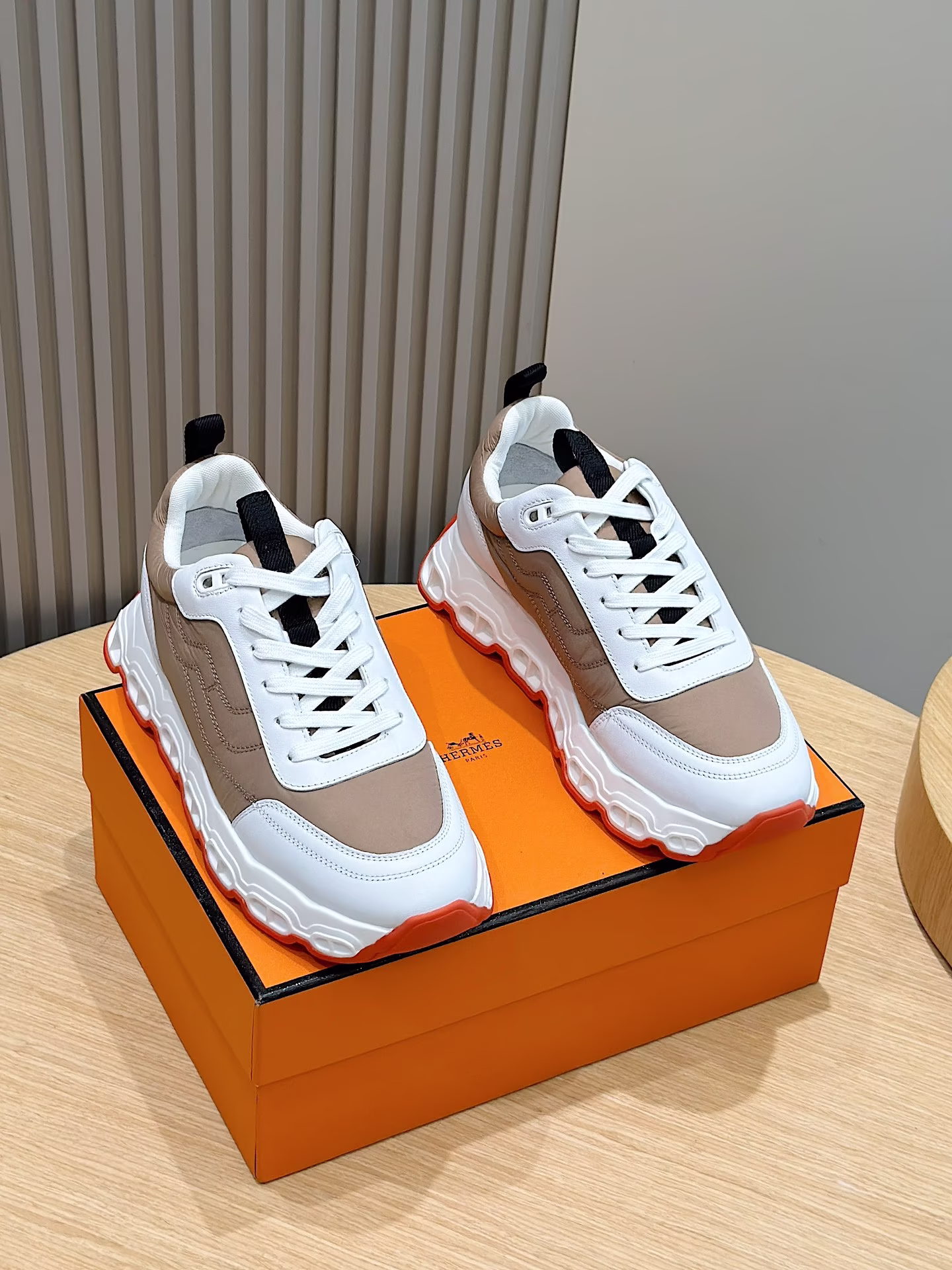 Hermes Impulse men's sneakersLightweight parachute fabric and calf leather sneakers with Chaine d'Ancre detailing on the soleCreate a vibrant fashion styleRubber soleSize:39-44 (38.45 made to order)P820-High-fashion factory