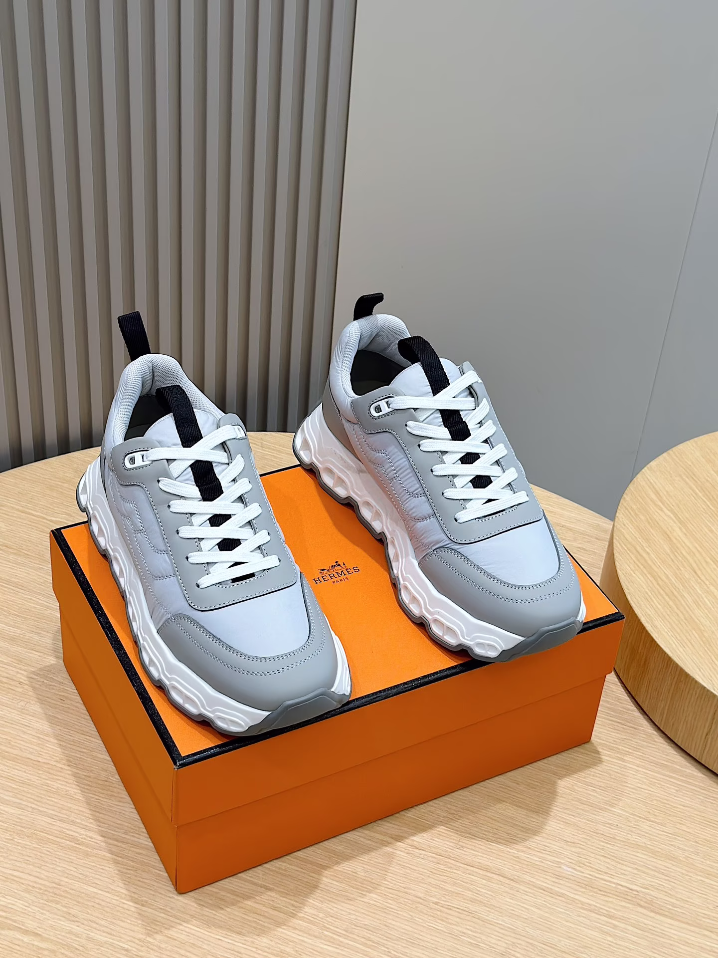 Hermes Impulse men's sneakersLightweight parachute fabric and calf leather sneakers with Chaine d'Ancre detailing on the soleCreate a vibrant fashion styleRubber soleSize:39-44 (38.45 made to order)P820-High-fashion factory