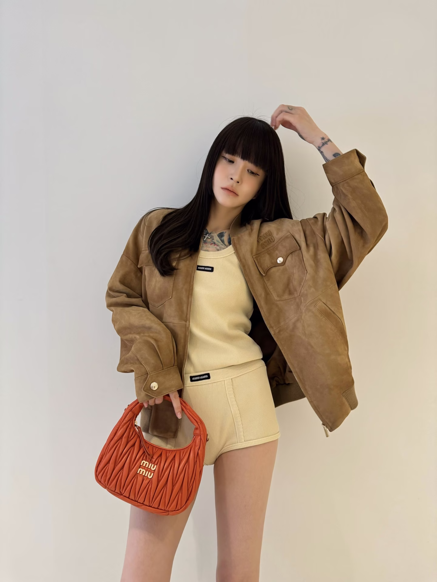 💰P620 Miumiu 24 小白同款overzise夹克麂皮绒外套丨⚠独家高版出品！定制麂皮绒面工艺！复古金棕色yyds！男女同款！罗纹领拼接设计！工装双口袋立体剪裁宽松版型百搭又显瘦！定位贴皮刺绣字母logo甜酷的少女衣橱必备时髦单品完美做工品质看细节！现货发售S/M/L-高仿包包