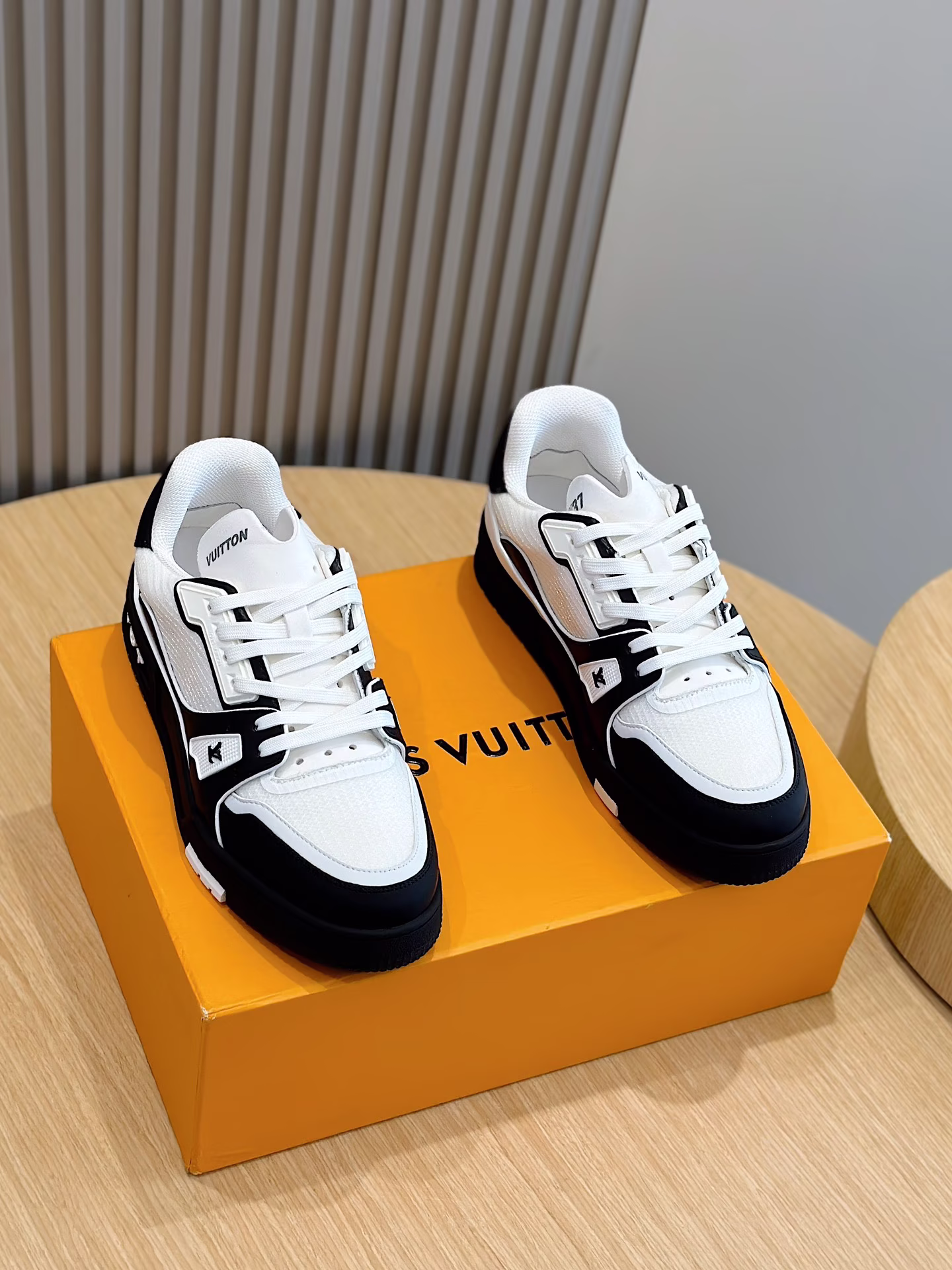 L Trainer Men's SneakersThe L Trainer sneaker from Louis Vuitton's 37th America's Cup collection showcases the brand's association with the prestigious sailing event with reflective materials and technical fabrics shaping the upperLV37 logo accentsThe tongue and insole present the Gaston America's Cup logo in a nautical flag style interpreting Mr. Gaston-a symbol created by Mr. Louis Vuitton. V logo mixed technology material rubber outsoleSize:39-44 (38.45 customized)P960-High-fashion factory