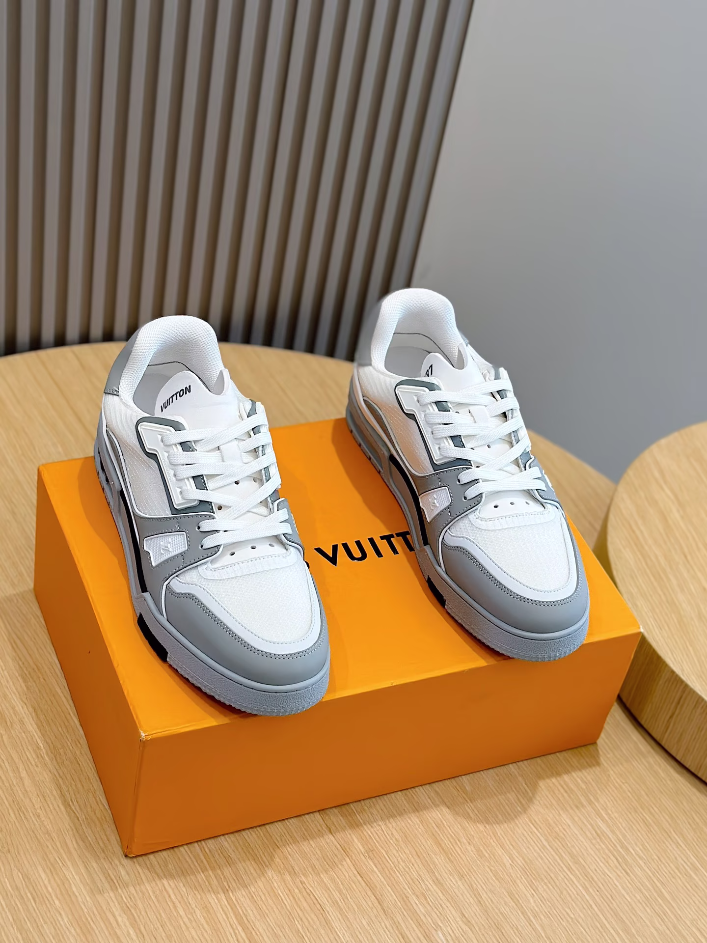 L Trainer Men's SneakersThe L Trainer sneaker from Louis Vuitton's 37th America's Cup collection showcases the brand's association with the prestigious sailing event with reflective materials and technical fabrics shaping the upperLV37 logo accentsThe tongue and insole present the Gaston America's Cup logo in a nautical flag style interpreting Mr. Gaston-a symbol created by Mr. Louis Vuitton. V logo mixed technology material rubber outsoleSize:39-44 (38.45 customized)P960-High-fashion factory