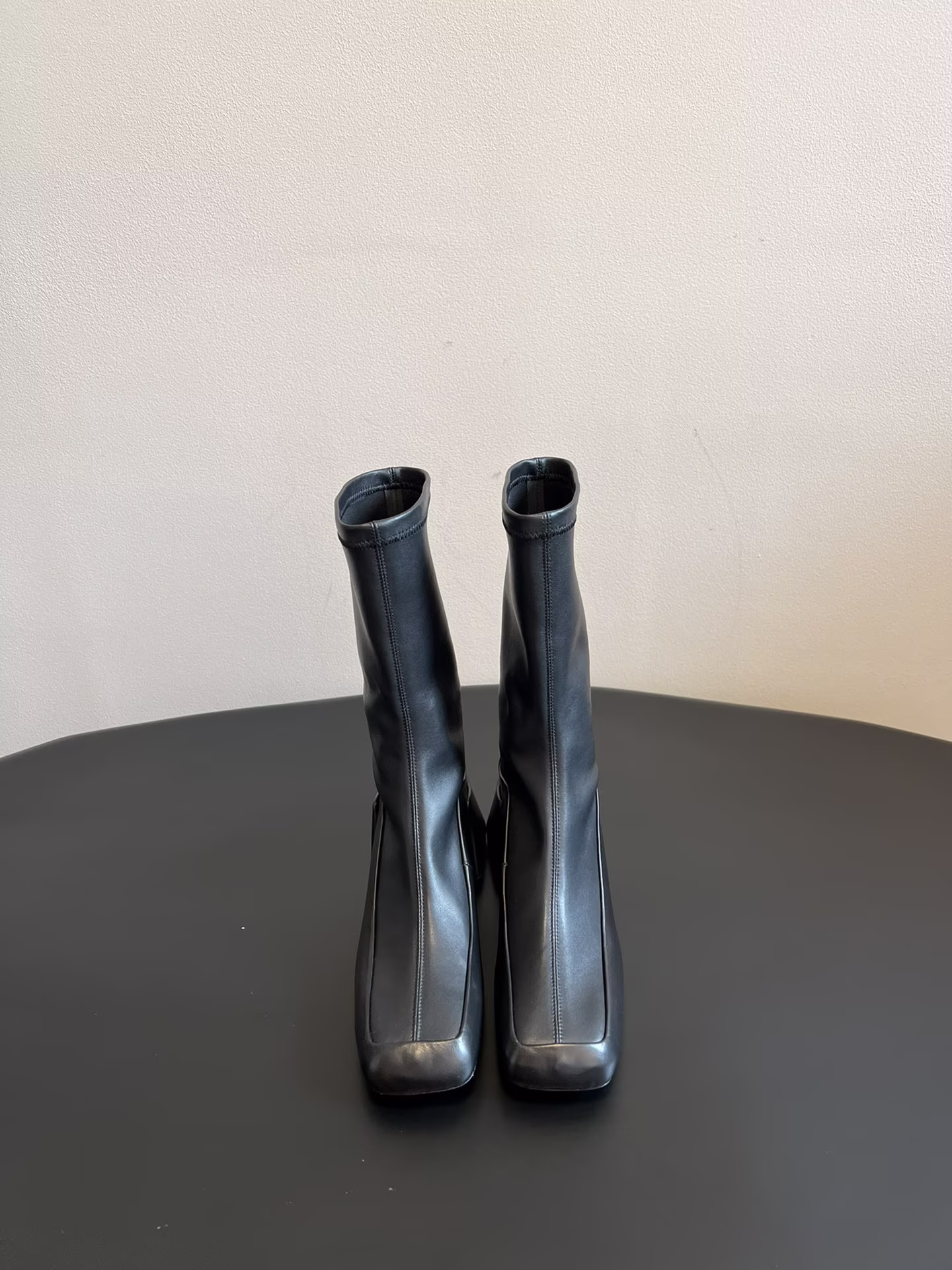 p860
Jilsander·24/秋季最新款蛇纹短靴

个性 独特 不易撞款，最新款蛇纹短靴，整体鞋型看起来怎么有点呆呆的嘞，方头的设计可以很好的修饰脚型顺便拉伸脚步线条感，粗跟的设计以及短靴的长度正好在小腿，拉伸小腿视觉差，穿上秒变大长腿！还有金银两色亮闪闪！速来选购吧！

材质：牛皮
内里：牛里
大底：意大利真皮大底
鞋码：35-39/40定制不换-高仿包包