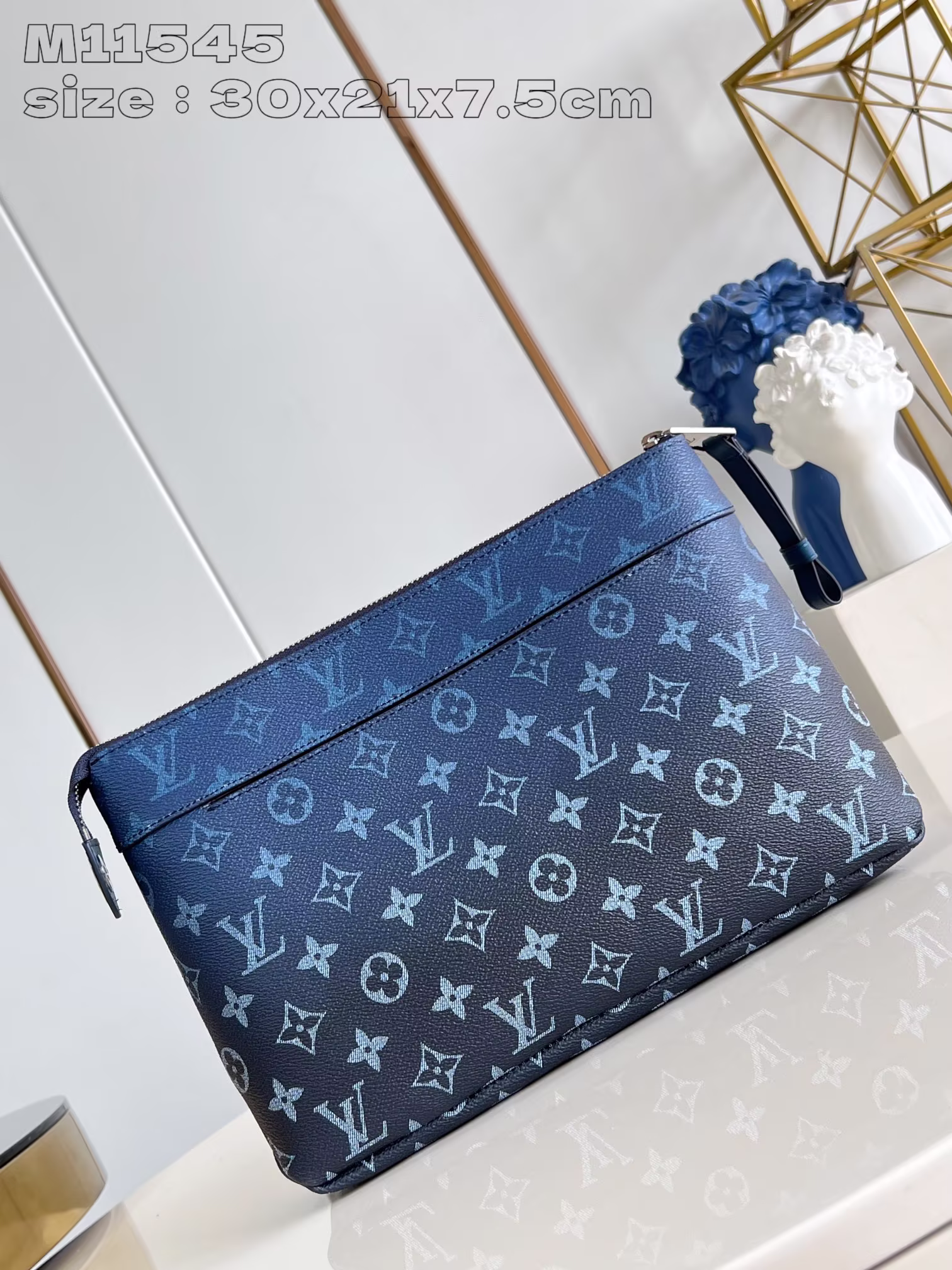 M11545蓝 Pochette Voyage Souple 手拿包取材柔软 Monogram Eclipse 涂层帆布，以圆润笔触勾勒经典 Pochette Voyage 手拿包线条，带来舒适随行体验纤薄构型设有拉链隔层和磁扣后袋30 x 21 x 7.5 厘米 (长度 x 高 x 宽)-高仿包包