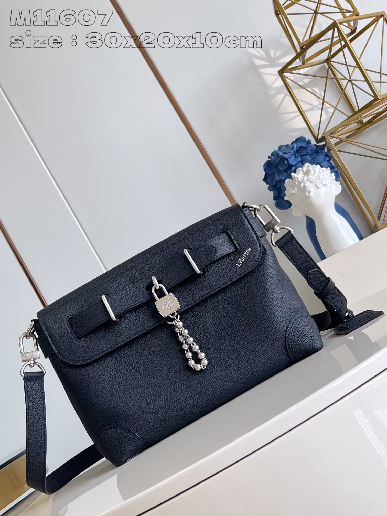 M11607 本款 Steamer Crossbody 手袋焕新 Steamer 系列的经典设计，以 LV Colorado 细粒面牛皮革塑造圆润邮差包构型，成就舒适背携体验翻盖点缀 L.Vuitton 标识，LV 密码锁和珠链装饰完善整体30 x 20 x 10 厘米 (长度 x 高 x 宽)-高仿包包