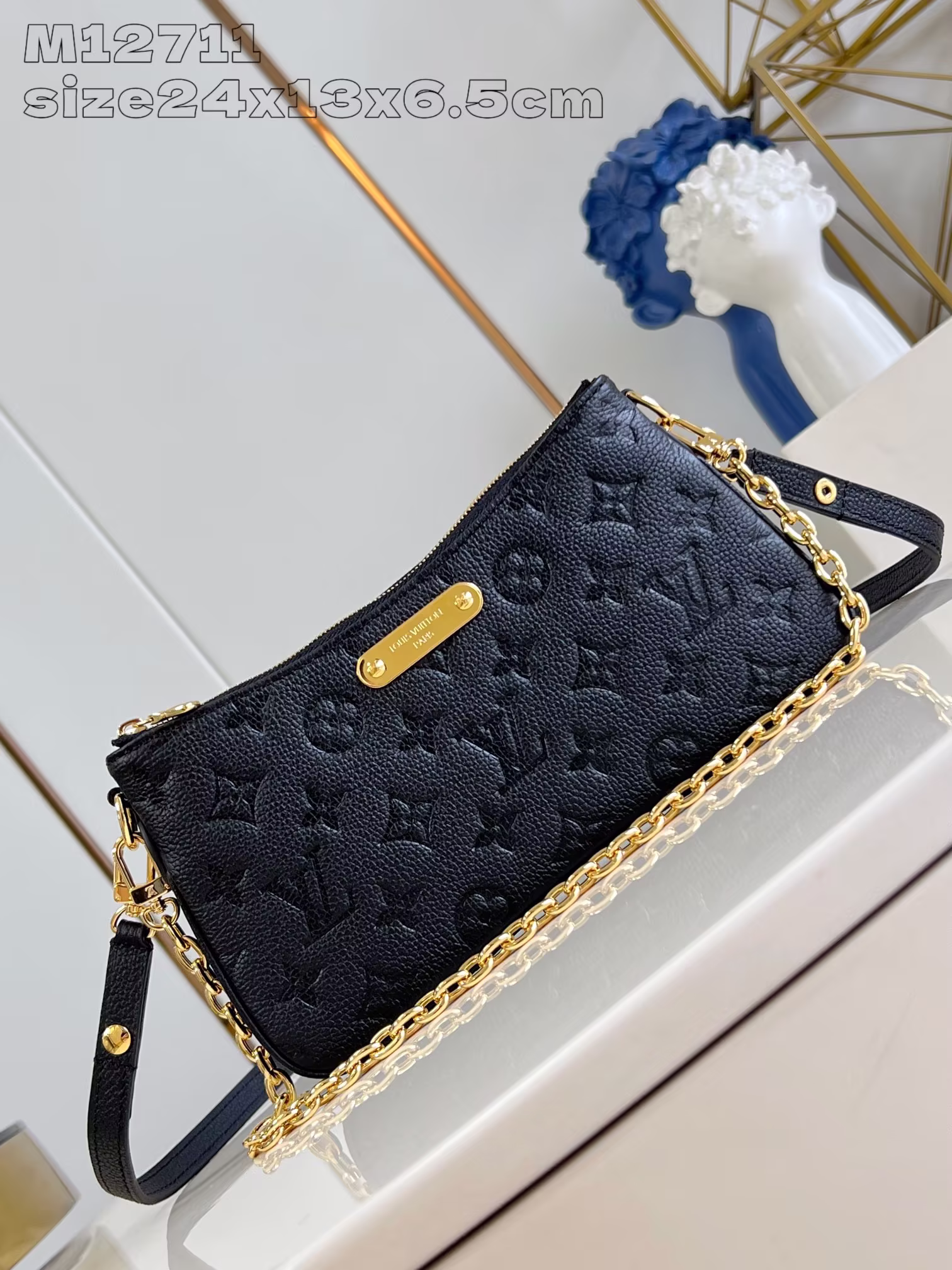 M12711 M83301 Monogram Empreinte 皮革的Liv pochette可紧贴手臂它配有一条可拆卸的金色链条和一条可拆卸、可调节的双表带，采用路易威登标志性的天然牛皮制成安全的双拉链封口和镌刻的金色饰板为这款时尚单品锦上添花size：24x13x6.5cm-高仿包包