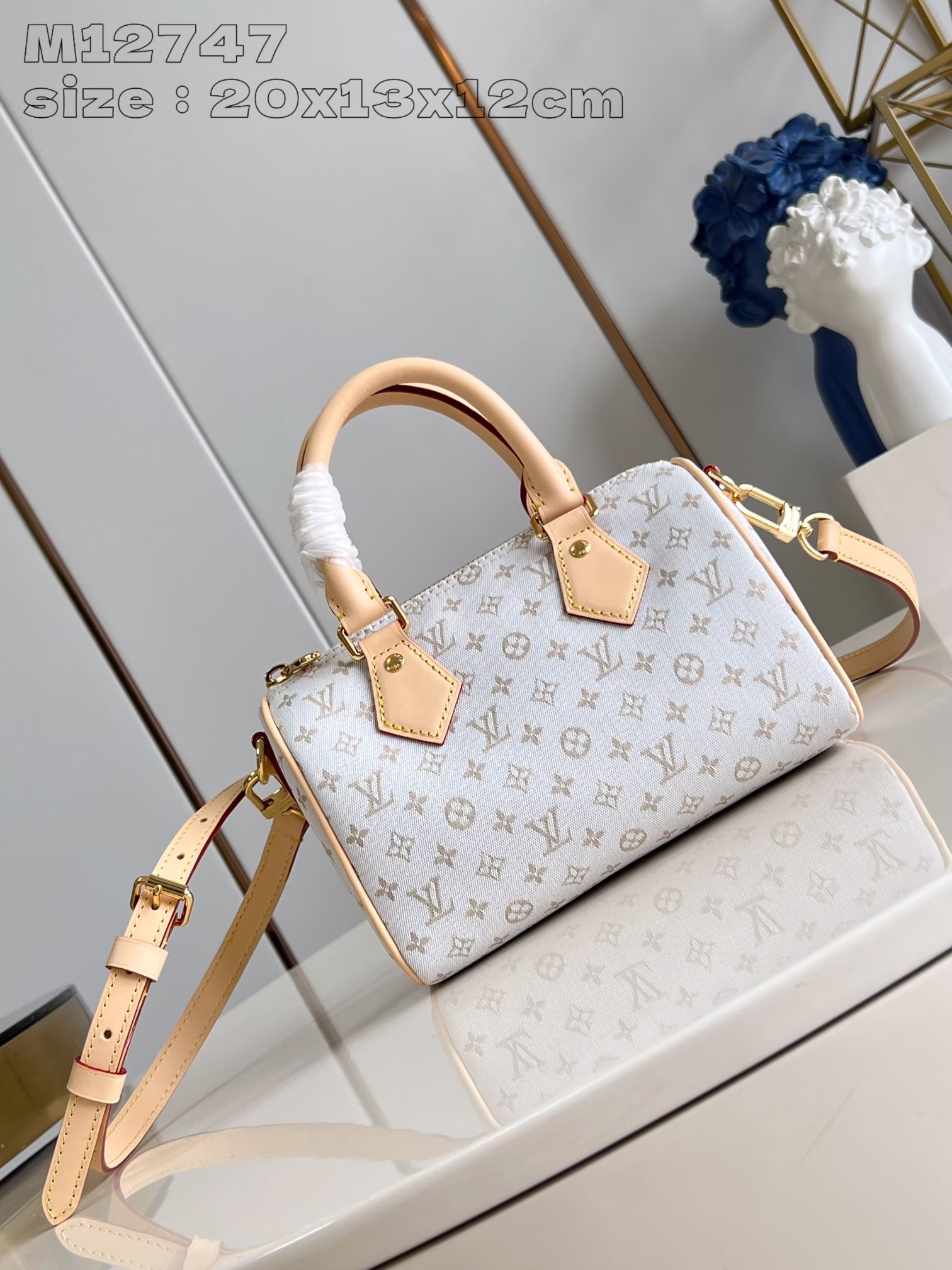 M12747 這款Speedy Bandoulière 20手袋以柔軟的聚酰胺纖維製造，綴以路易威登最新推出的Monogram Mini提花編織圖案獨特的造型配備兩個皮革手柄，以及可調節長度的可拆式肩帶，提供多種攜帶方式標誌性細節包括天然牛皮飾邊和金色掛鎖設計，彰顯備受業界認可的精湛工藝20.5 x 13.5 x 12 厘米(長度 x 高度 x 闊度)-高仿包包