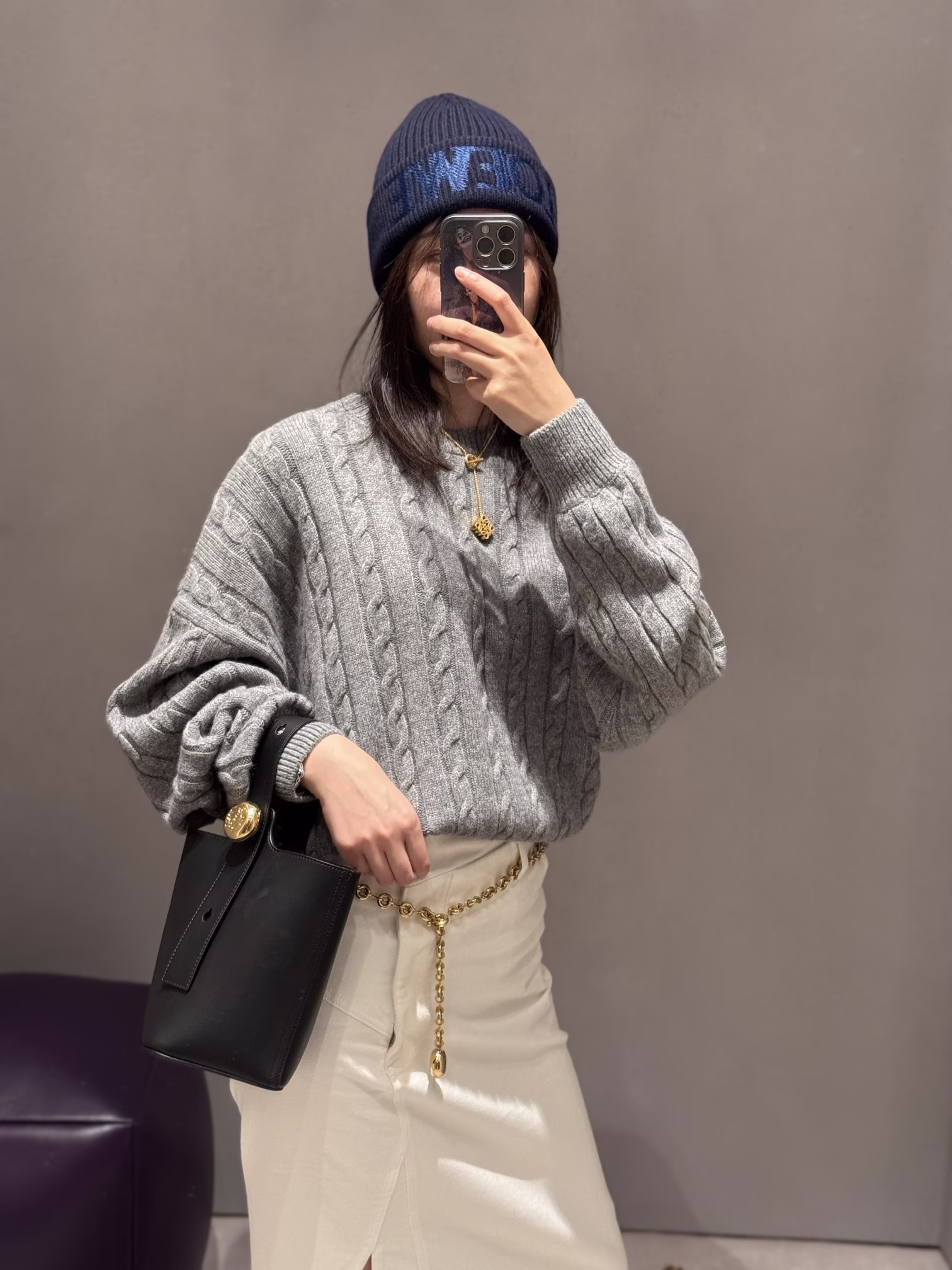 💰P640 LOEWE 24FW早秋新款 纯羊毛宽松短款麻花针织毛衣丨浓郁复古经典大气的绞花 颜值与品质双双在线！干净利落的剪裁上身格调满满！轻轻松松就能让你颜值开挂😎随意搭配牛仔裤上身真的很洋气 😉路上回头率和询问度最高的单品无疑👍宝宝们 绝对不能错过德爆款！现货发售S/M/L-高仿包包