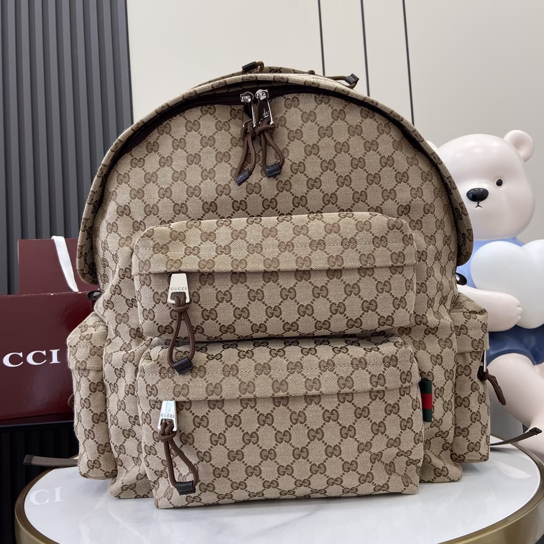 p1400Gucci logo large backpackAs a masterpiece of the 2024 autumn and winter men's show, this backpack is ingeniously combined with fashionable lines and sports style. This bag is ingeniously made of beige and ebony classic GG canvas, embellished with Gucci embossed logo made of high-frequency embossing technology, low-key and unobtrusive. Other classic details include red and green web details on the zippered outer pocketBeige and ebony classic GG canvasSilver-toned accessoriesWeb detailsBrown nylon liningGucci embossed logo made of high-frequency embossing technologyInterior: one padded laptop compartment and one zipper pocketExterior: two zippered front pockets and two zippered side pocketsHandle height: 8 cm zipper opening48 cm (length) x 45 cm (width) x 21 cm (thickness)Weight: about 1.55 kgItalian creationModel: 800182Dimensions: 48 (length) x 45 (width) x 21 cm (thickness)Color: apricot brown leather/original leatherItalian creation-high imitation bag