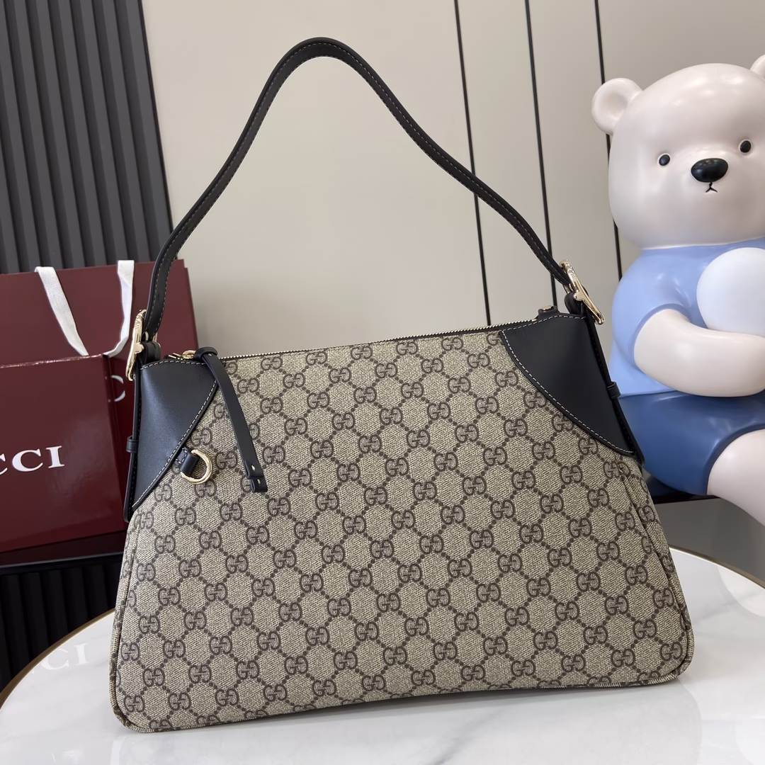 p1080🎁🎁GG Emblem Medium Shoulder BagThe GG Emblem collection reinterprets classic motifs with creative design and innovative functionality, creating a collection that will be treasured for years to come.This medium-sized shoulder bag reinterprets the brand's new collection of iconic pieces, with adjustable straps and counting eyelets, paying homage to the brand's history with the Beige and dark brownNew GG monogrammed coated canvasBrown leather pipingLight gold-tone hardwareRed and green webbingCotton liningAdditional D-ring for attaching detachable itemsCounting eyelets on the adjustable strapsInterior: 1 zippered pouchZipper closureWeight: Approx. 0.5 kgCreation of ItalyFits: iPhone Pro Max/Plus, Airpods, earphones, long wallet, and lipstick. Headphones, long wallet and lipstick Model: 815217 Medium Size: 37 cm (W) x 23 cm (H) x 8 cm (D) Color: Gram/brown pvc-high-fashion factory