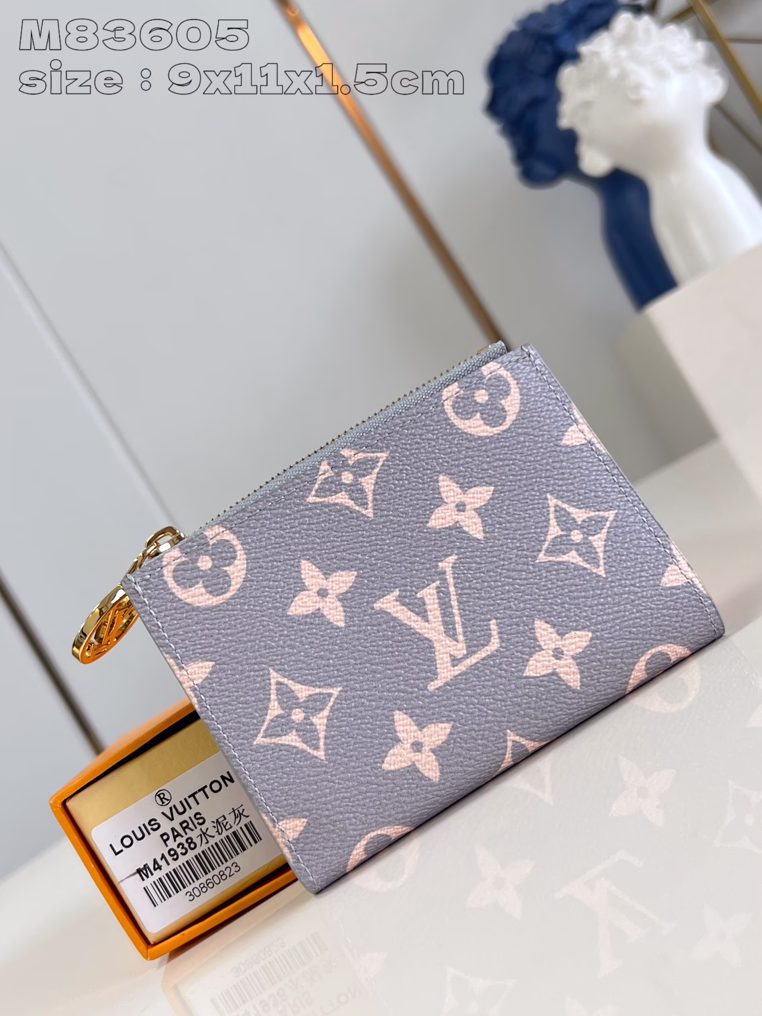 M83605水泥灰 這款Lisa錢包採用Monogram帆布精心打造，並綴以粉彩色皮革襯裡錢包的設計細節盡顯心思，備有多個隔層和名片夾層，以及一個配以LV Circle標誌拉鏈頭的風琴式拉鏈零錢袋，時尚之餘亦不失實用9 x 11.5 x 1.5 厘米(長度 x 高度 x 闊度)-高仿包包