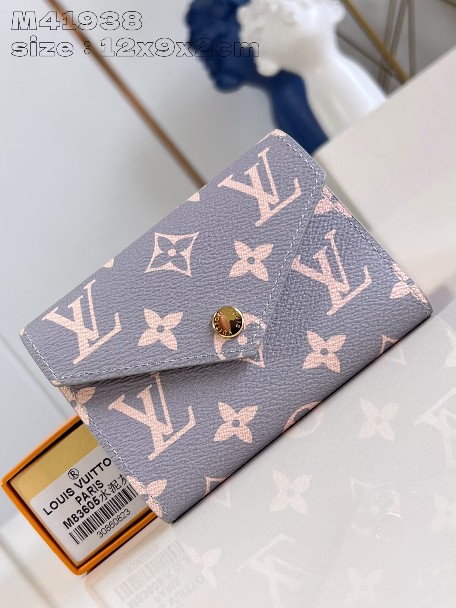 M41938水泥灰 本款 Victorine 钱夹取材 Monogram 帆布，以柔婉格调囊括功能元素，内设卡片夹层和收纳纸钞及硬币的口袋12 x 9.5 x 2.5 厘米(长度 x 高 x 宽)-高仿包包