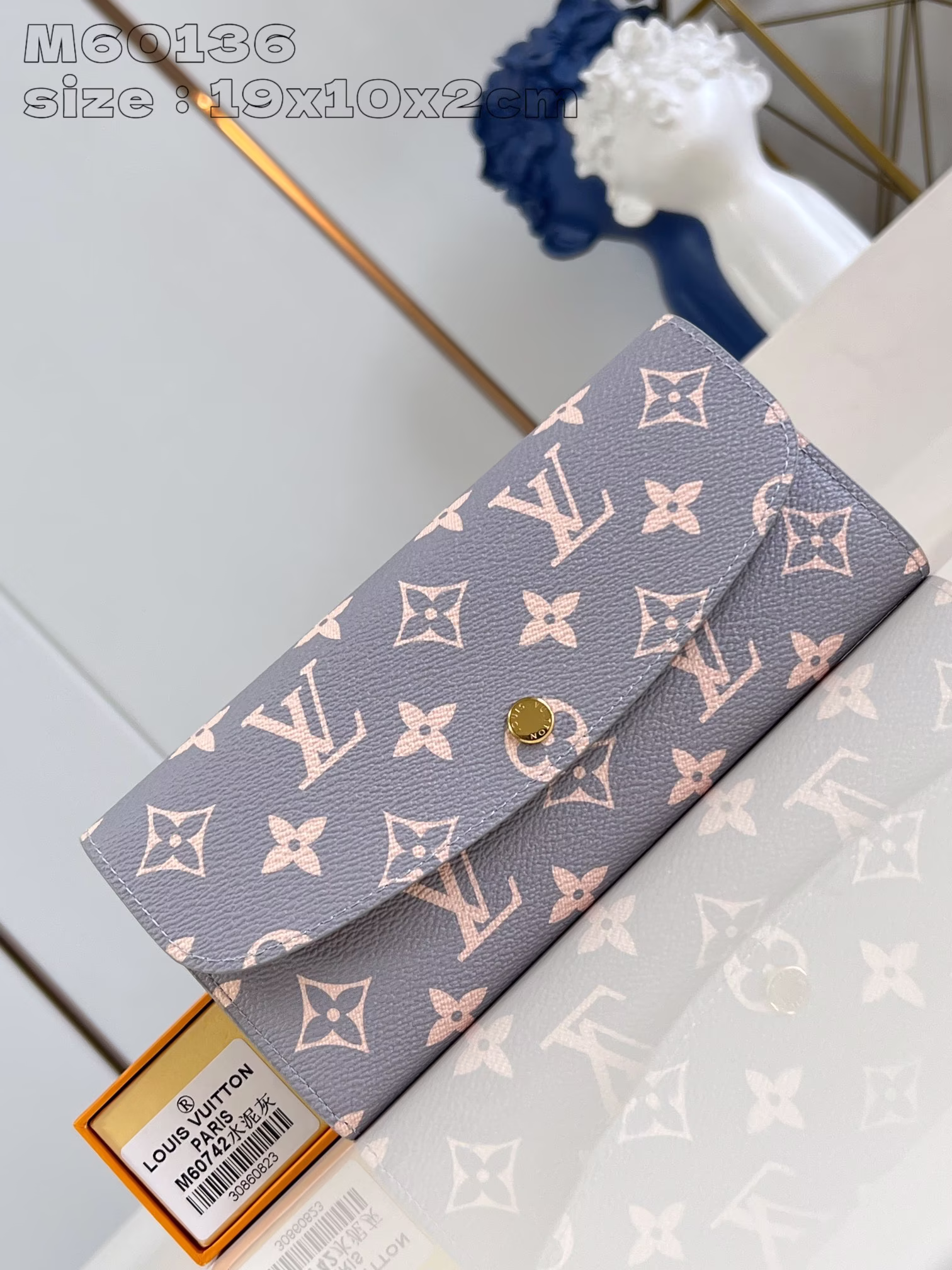 M60136水泥灰 功能实用且设计华美的 Emilie 钱夹采用柔软的 Monogram 帆布制成，衬以颜色鲜艳的内衬，气质优雅多袋式设计和引人注目的造型赋予其无法抗拒的迷人魅力19 x 10 x 2 厘米(长度 x 高 x 宽)-高仿包包