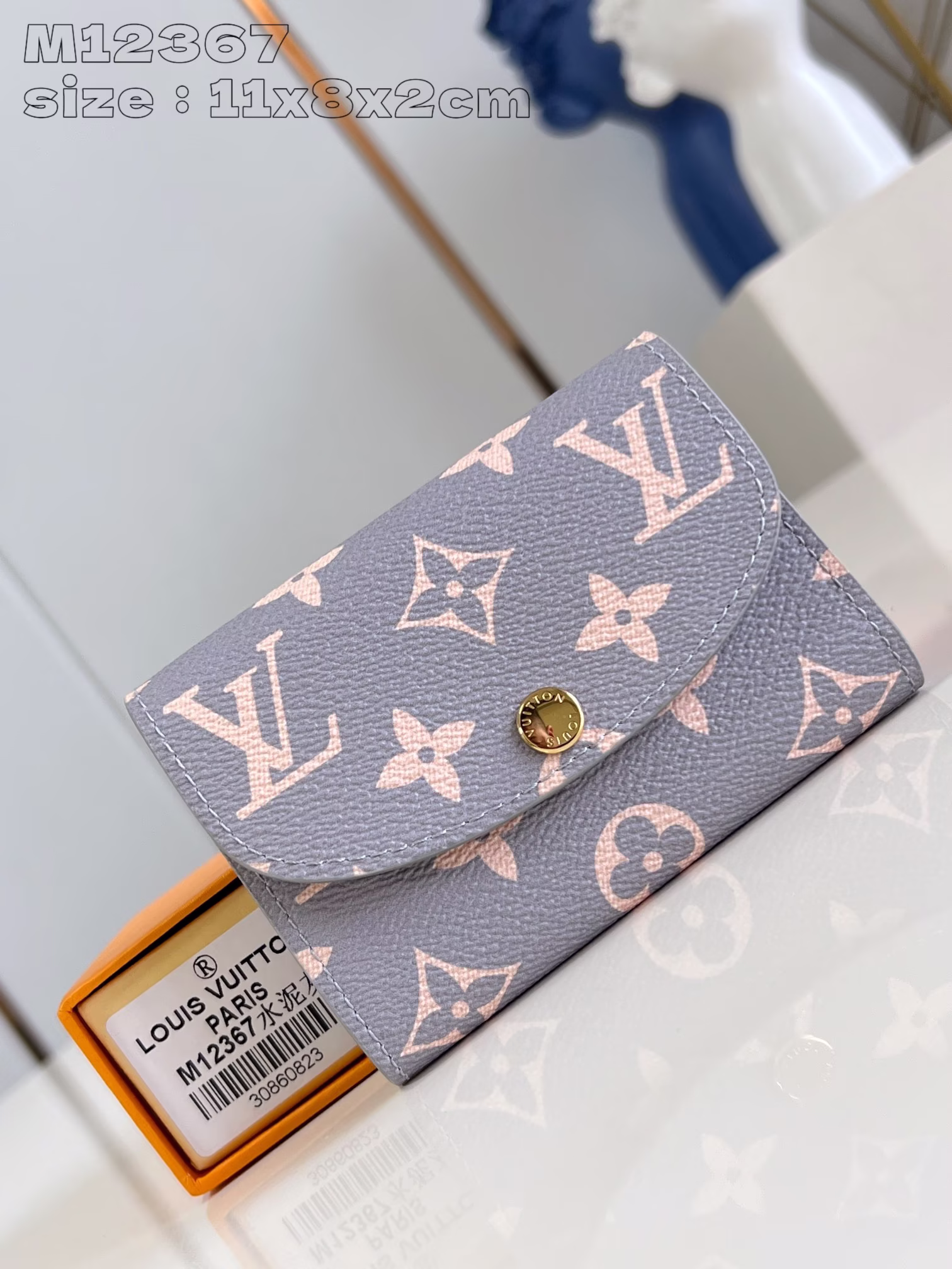 M12367水泥灰 本款 Rosalie 零钱包采用 Monogram 帆布和明丽粒面皮革内衬，以袖珍构型暗藏充裕空间，内设风琴隔层、卡片夹层和配有皮革拉链头的零钱袋11 x 8 x 2.5 厘米(长度 x 高 x 宽)-高仿包包