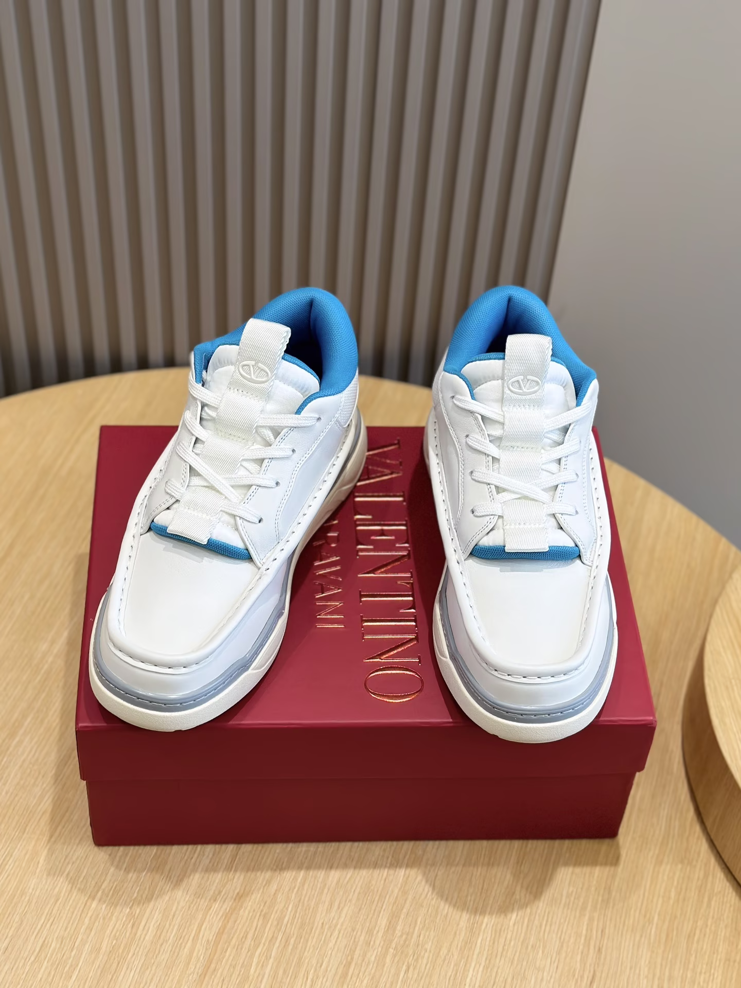 Image [1]-VALENTINO GARAVANI RUNBOOT MEN'S MID-TOP SHEEPSKIN SPORTSHOES-HAND-SEWED LEATHER- SIDE VALENTINO GARAVANI LOGO-HEEL AND TONGUE OVAL VLOGOS-RUBBER SOLESIZE:39-44 (38.45 made to order)P840-HIGH FASHION BAGS