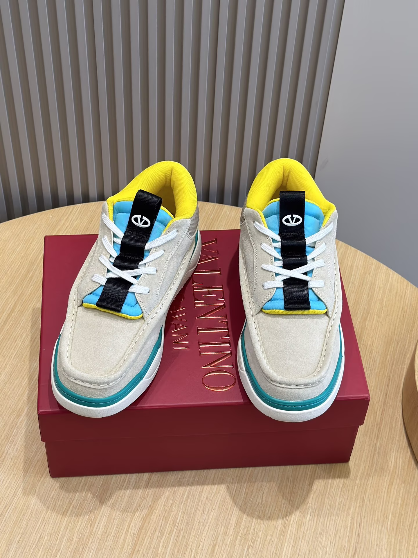 Image [1]-VALENTINO GARAVANI RUNBOOT MEN'S MID-TOP SHEEPSKIN SPORTSHOES-HAND-SEWED LEATHER- SIDE VALENTINO GARAVANI LOGO-HEEL AND TONGUE OVAL VLOGOS-RUBBER SOLESIZE:39-44 (38.45 made to order)P840-HIGH FASHION BAGS