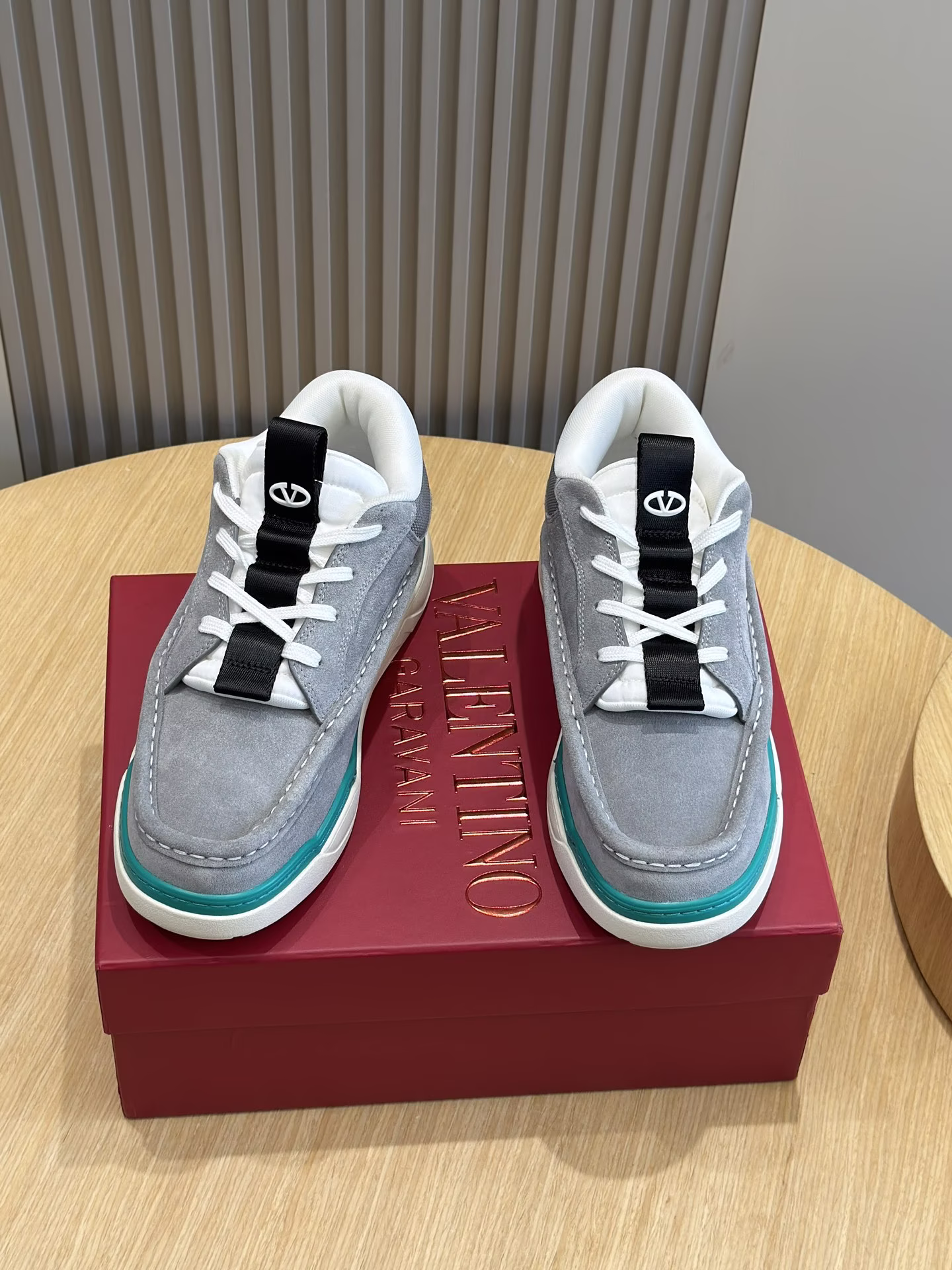 Image [1]-VALENTINO GARAVANI RUNBOOT MEN'S MID-TOP SHEEPSKIN SPORTSHOES-HAND-SEWED LEATHER- SIDE VALENTINO GARAVANI LOGO-HEEL AND TONGUE OVAL VLOGOS-RUBBER SOLESIZE:39-44 (38.45 made to order)P840-HIGH FASHION BAGS