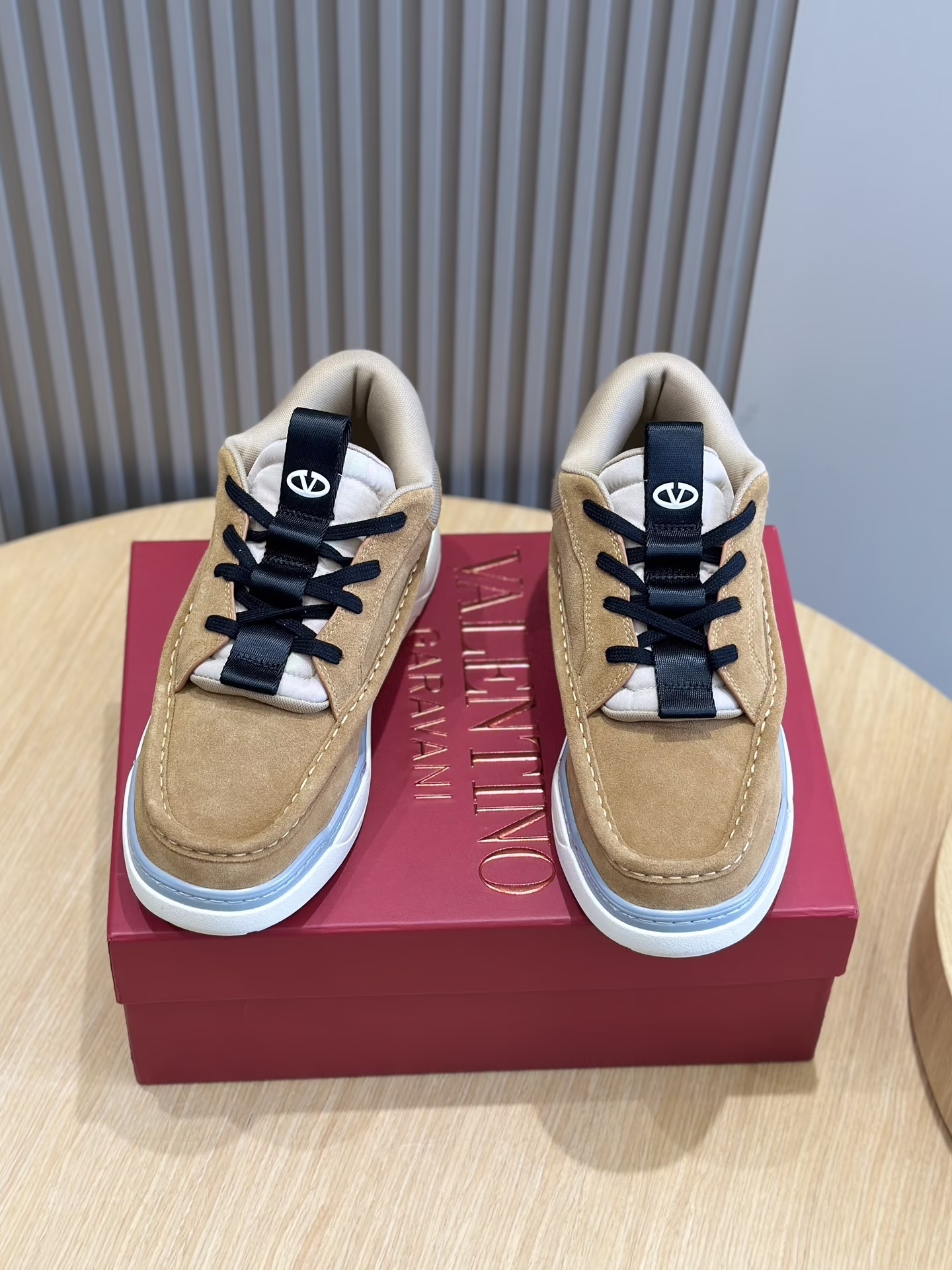 Image [1]-VALENTINO GARAVANI RUNBOOT MEN'S MID-TOP SHEEPSKIN SPORTSHOES-HAND-SEWED LEATHER- SIDE VALENTINO GARAVANI LOGO-HEEL AND TONGUE OVAL VLOGOS-RUBBER SOLESIZE:39-44 (38.45 made to order)P840-HIGH FASHION BAGS