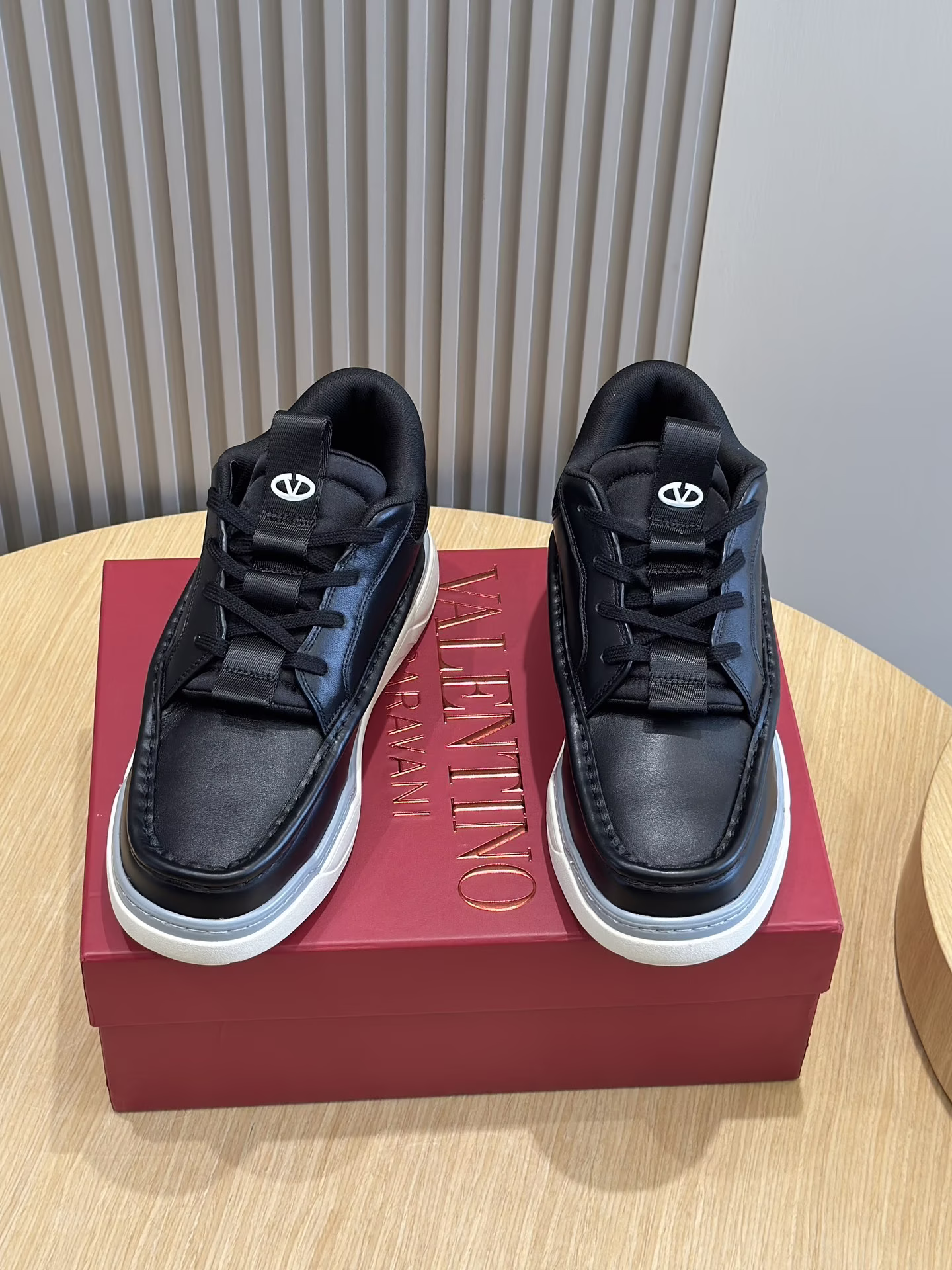 Image [1]-VALENTINO GARAVANI RUNBOOT MEN'S MID-TOP SHEEPSKIN SPORTSHOES-HAND-SEWED LEATHER- SIDE VALENTINO GARAVANI LOGO-HEEL AND TONGUE OVAL VLOGOS-RUBBER SOLESIZE:39-44 (38.45 made to order)P840-HIGH FASHION BAGS