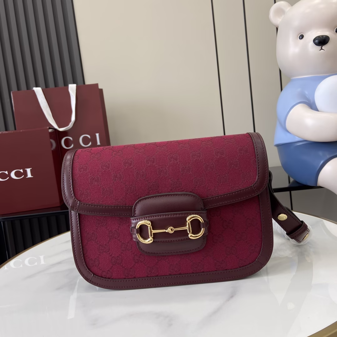 p1380🎁🎁Gucci Horsebit 1955 series shoulder bag The Gucci Horsebit 1955 series shoulder bag made a stunning appearance in the 2020 early spring series, interpreting the classic design from a new perspective. This handbag continues the lines and shapes of the classic items from more than 60 years ago, cleverly combining classic details with modern spirit, and emphasizing the brand's iconic design element, the horsebit. The design pattern composed of two elements, double rings and connecting strips inspired by the equestrian world, has become one of the brand's dazzling iconic elements. On this small flap shoulder bag, this accessory contrasts with the textured burgundy leather material, and is equipped with an adjustable shoulder strap, which can be freely switched between shoulder and crossbody, and has a variety of wear styles. Pieces of style and manner are the delight of all customers who become part of the brand's individual spirit. Pink vintage-style textured leather, gold-tone hardware, microfiber lining, horsebit detail on the front, half horsebit detail on the sides, each bag comes with a storage pouch, two additional button caps inside, which can be used to cover the exposed buttons when the shoulder strap is extended, three-layer gussets and one zipper pocket and one open pocket, adjustable shoulder strap height: 25 to 45 cm, bag strap length: 65 to 74 cm, flap closure, weight: approximately 0.84 kg Model No.: 602204 Dimensions: 25 (W) x 18 (H) x 8 cm (D) Color: Burgundy cloth Red leather/original leather Italian creation The first model is 1.73 meters tall, the second model is 185 cm tall Maximum capacity: iPhone Pro Max/Plus, Airpods headphones, long wallet and lipstick - high imitation bag