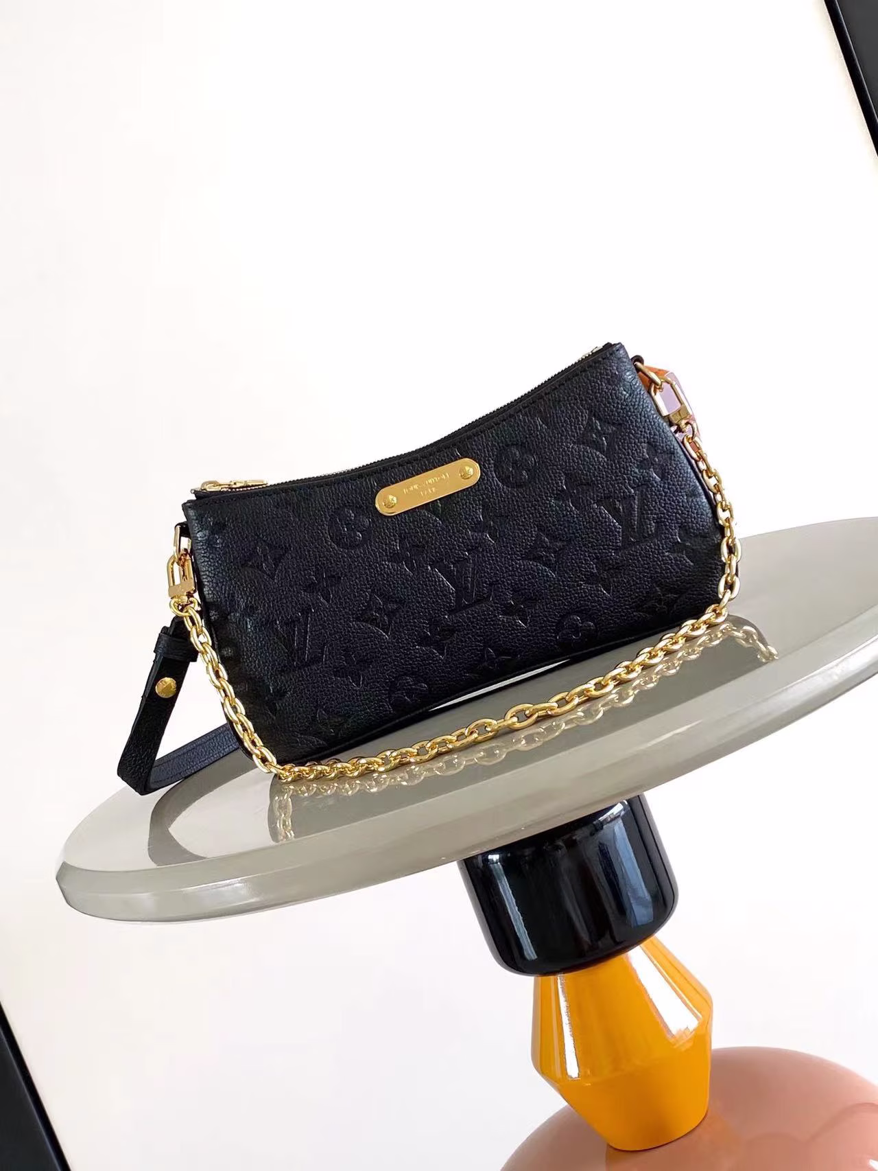 M83301 Black Liv Poch ette in Monogram canvas is designed to fit snugly under the arm It comes with a detachable gold chain and a removable, adjustable double shoulder strap on the road in the emblematic natural cowhide leather This stylish piece is designed with a secure double zipper adorned with gold engraved panels Dimensions: 24.4*13.5*6.6cm-High-fashion Factory