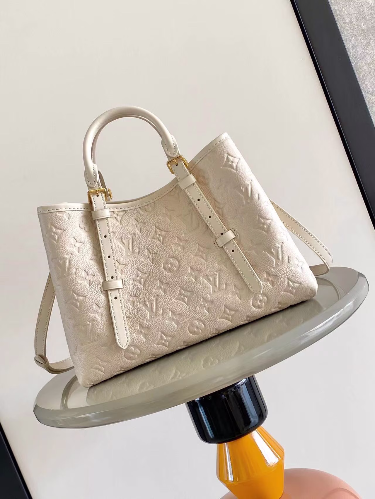 BABYLONE TOTE SMALL HANDBAG M11394 WHITE This Babylone Tote handbag traces its origins to the Babylone trendy community in Paris.The use of fine cowhide leather outlines the sharp lines with plenty of space to organize your travel needs.Inside the central zippered pocket can be adjusted to achieve the length of the shoulderSize: 31 x 21.5 x 13 cm-High Faux Factory