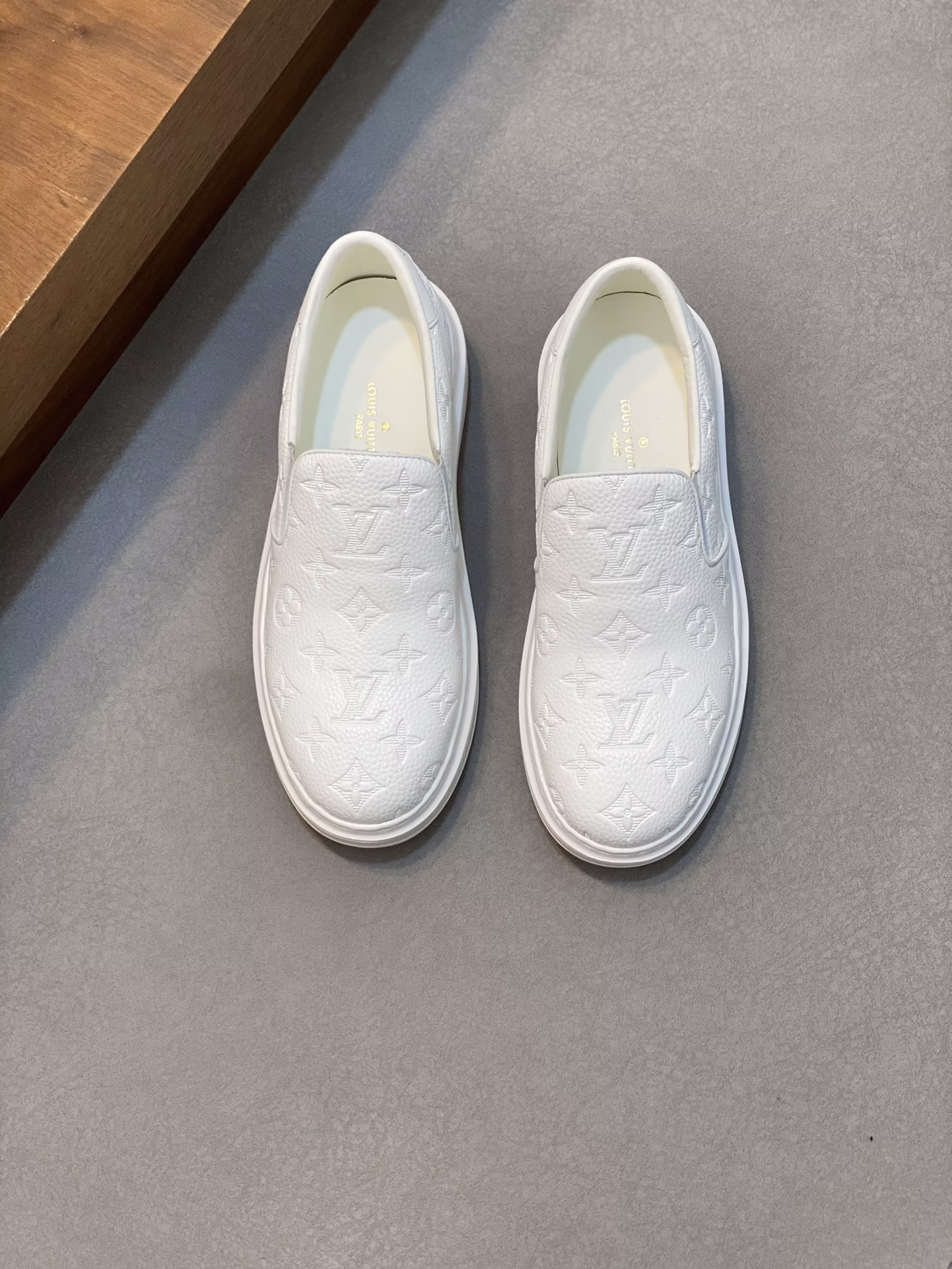 P760Louis Vuitton -High-end quality -Upper: 🔝 Italian imported calfskin, embossed brand logo -Lining: cowhide lining, cowhide cushioning -Outsole: ultra-lightweight 🌲 TPU foam 🌲 molding outsole -Ultra-high quality control -Fine workmanship: highlights the (high-end -) -Size : 38-44 (45 can be customized) -High imitation bags Noble - grade)-Size : 38-44 (45 can be customized)-high imitation bags