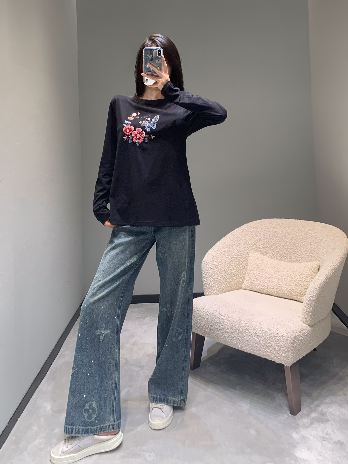 💰P280 Dior 24FW Early Fall New Butterfly Flower Embroidery Round Neck Long Sleeve T-Shirt Pure handmade beading ➕ sequin embroidery process! Selected cotton fabric 100% cotton on the body comfortable and soft! Classic small round neck design simple and good to wear Walking on the street eye-catching degree full of points! 😎 casually with a very nice!